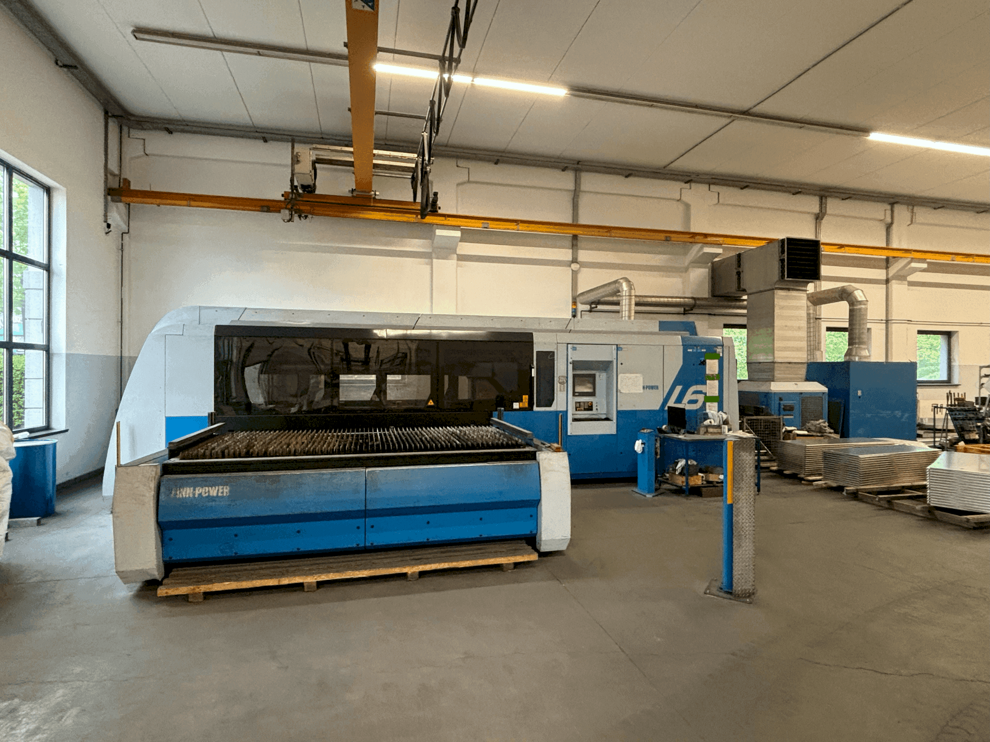 Vue de face de la machine Finn-Power L6