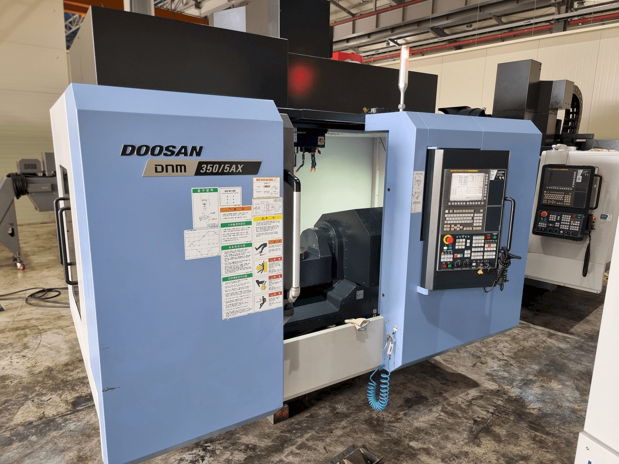 Vue de face de la machine Doosan DNM350/5AX
