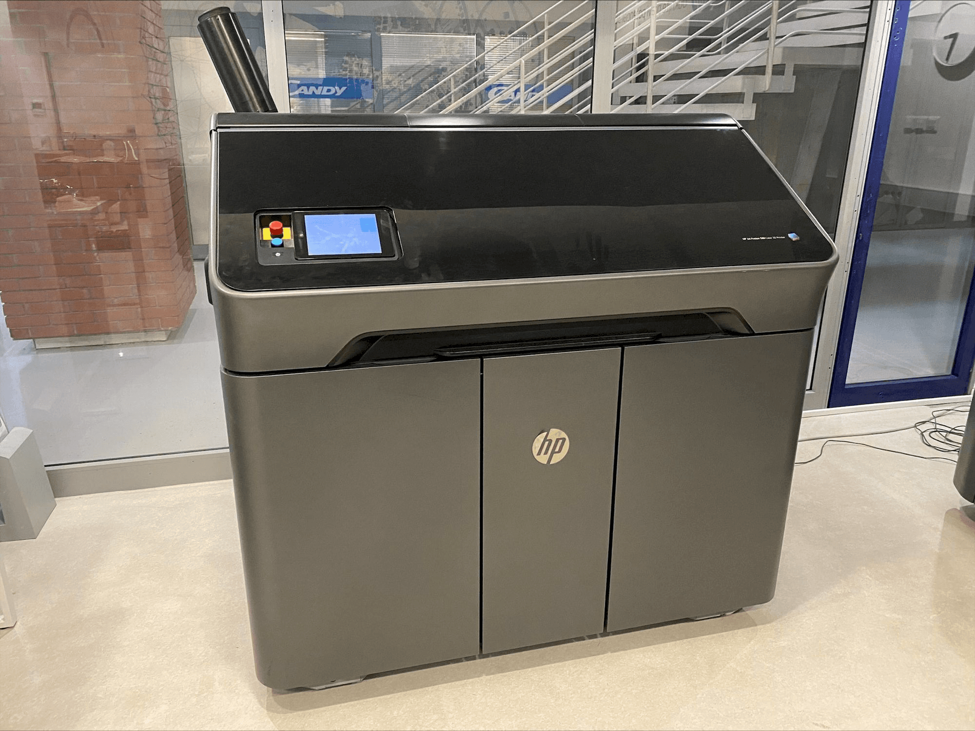Vue de face de la machine HP Jet Fusion 580 Color 3D printer M2K85A