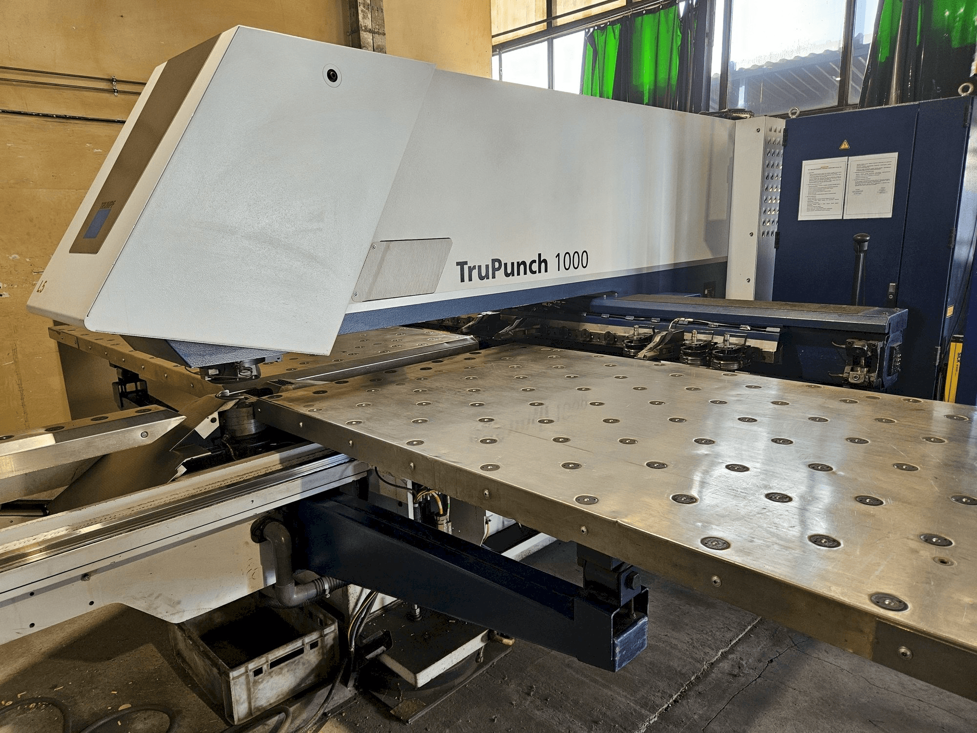 Vue de face de la machine Trumpf TruPunch 1000