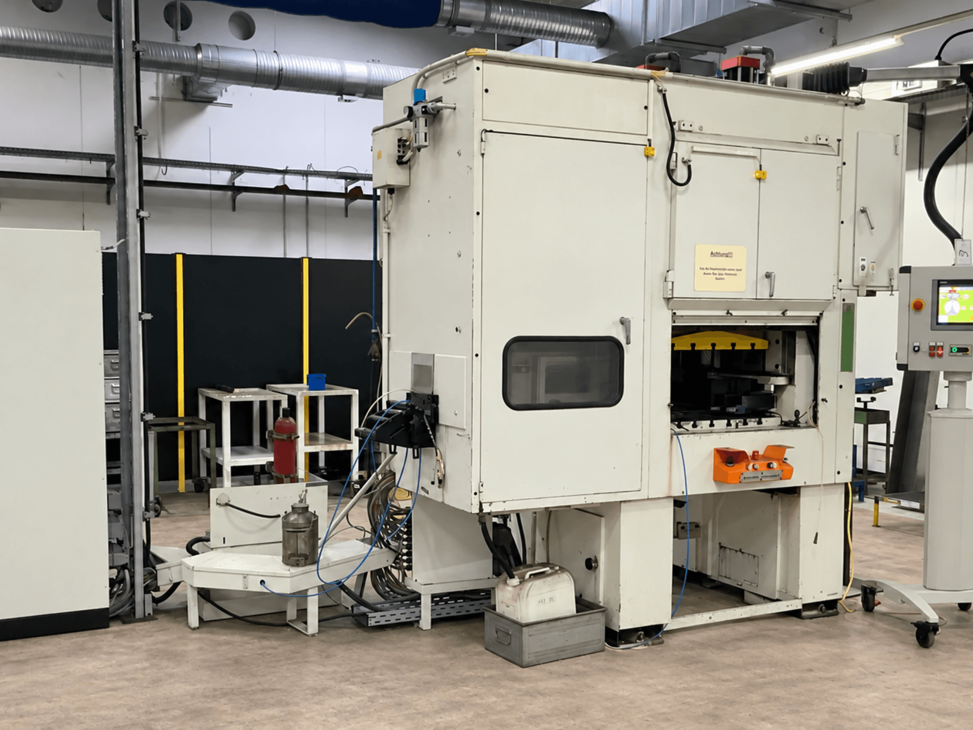 Presse mécanique d'estampage à grande vitesse KAISER V50W - vue de face, présentant le panneau de commande, les dispositifs de sécurité et la zone d'intervention.