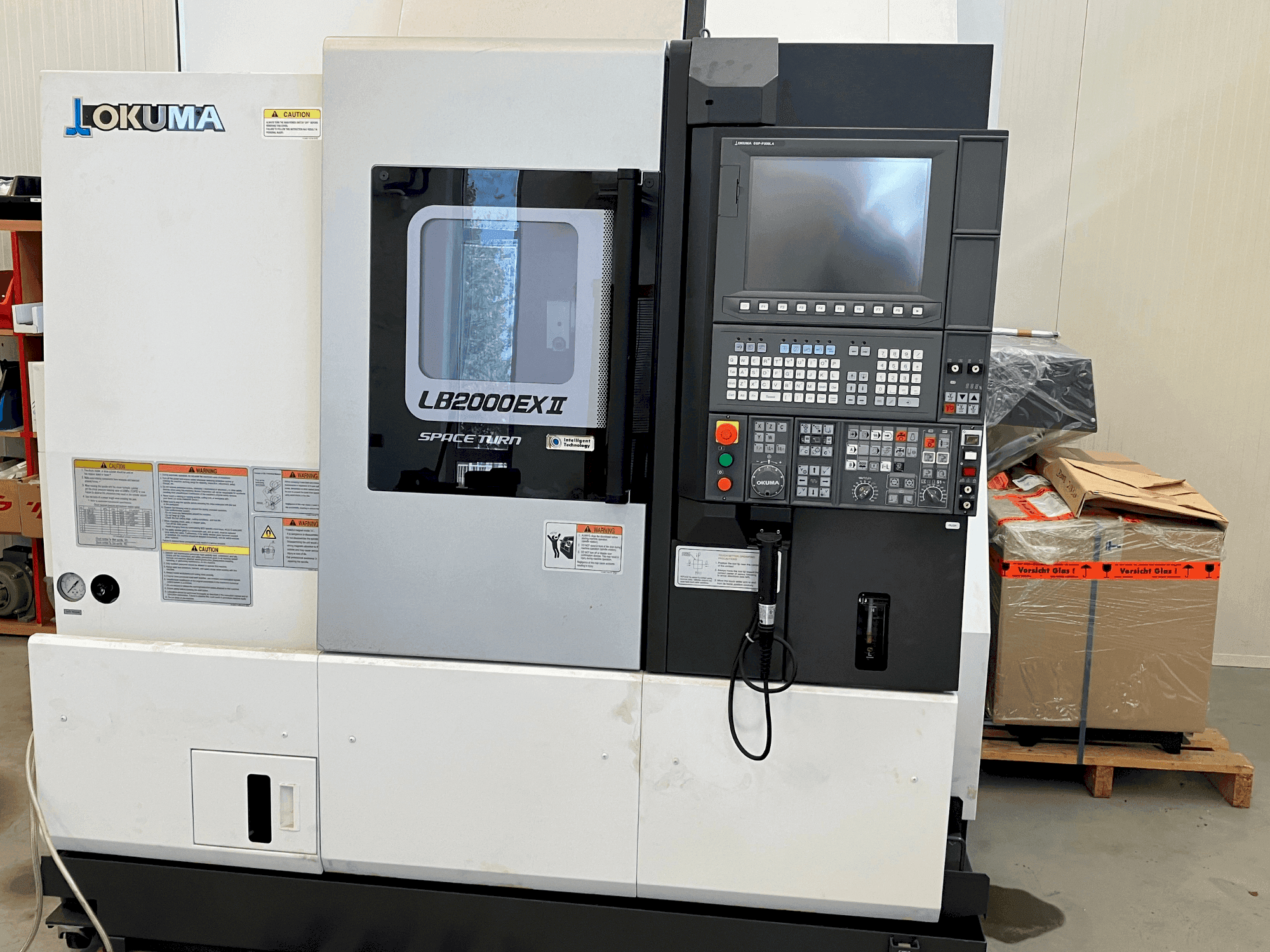 Vue de face de la machine Okuma LB2000 EX II (2018)