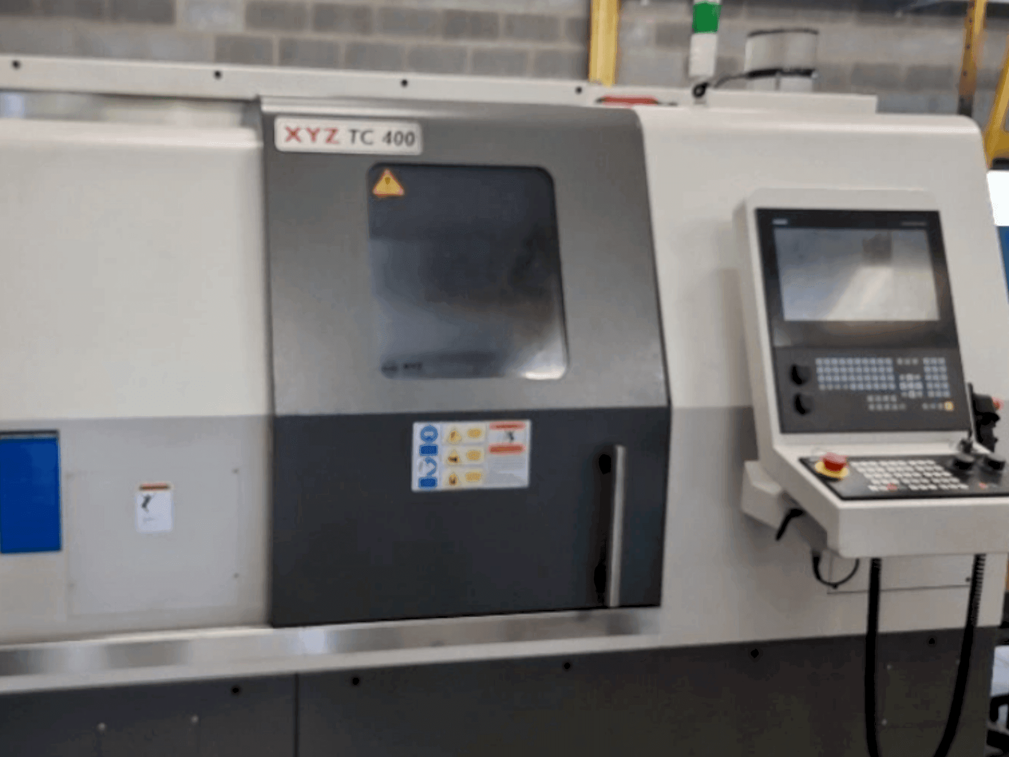 Vue de face de la machine XYZ TC 400