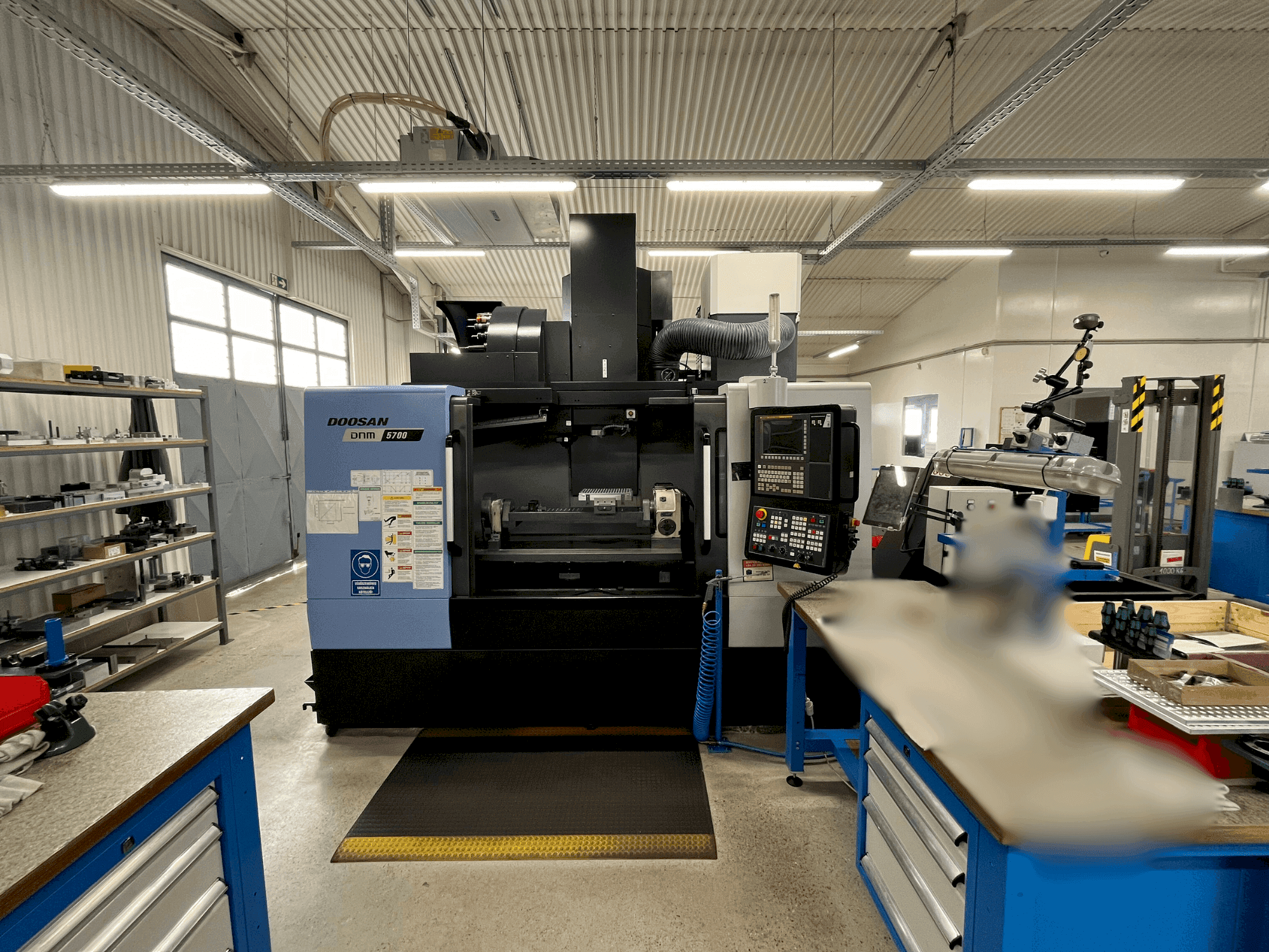 Vue de face de la machine DOOSAN DNM 5700