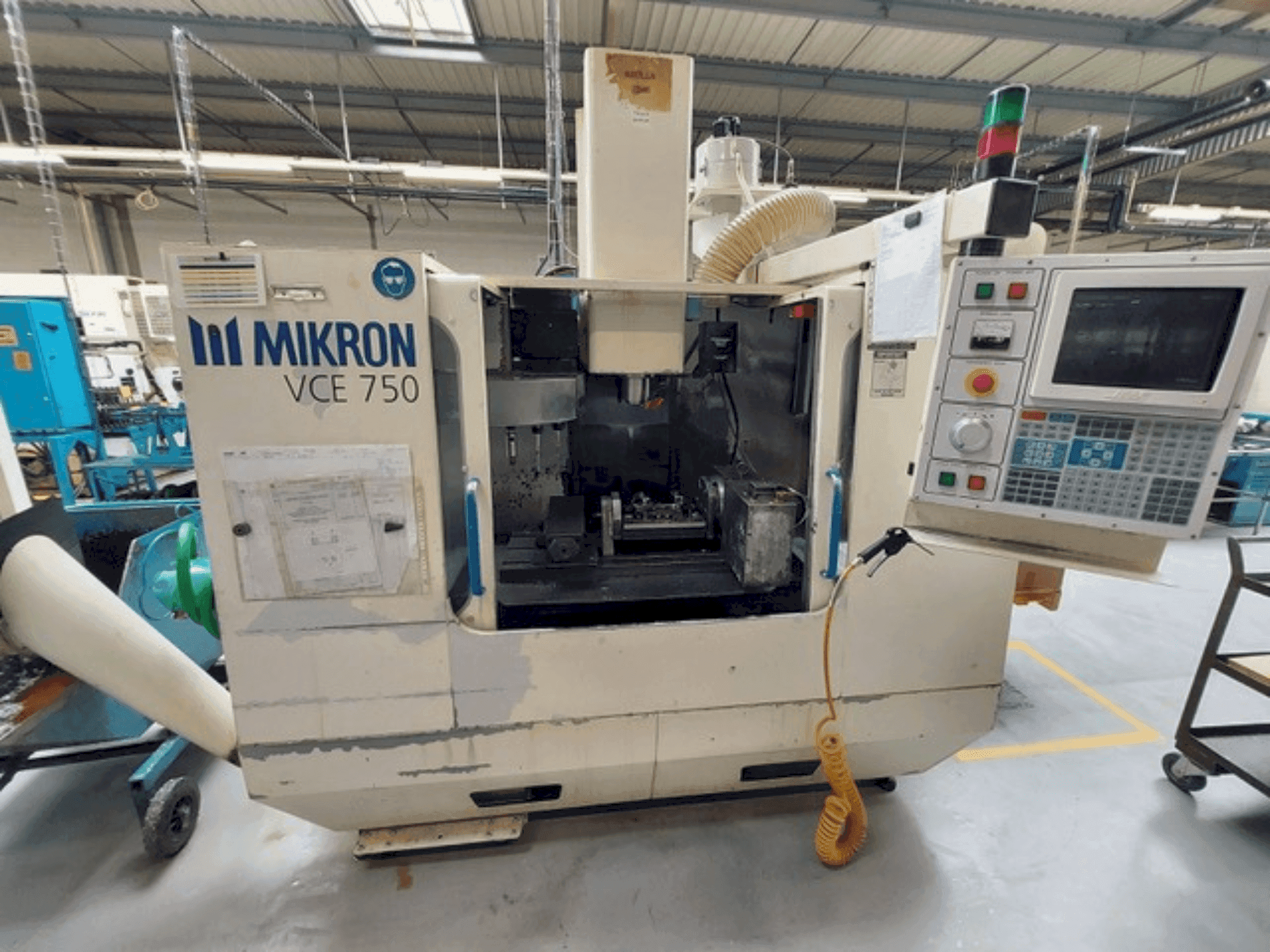 Vue de face de la machine HAAS MIKRON VCE 750