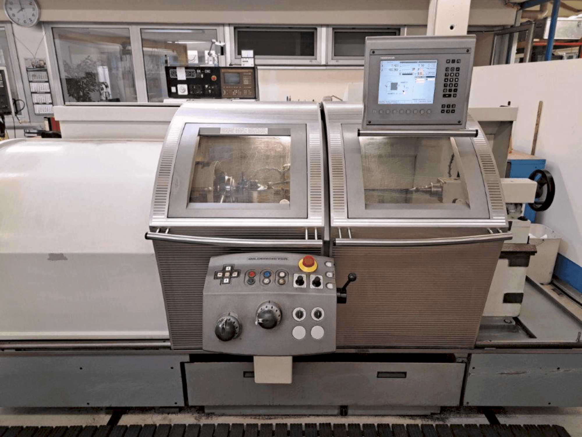 Vue de face de la machine Gildemeister NEF520