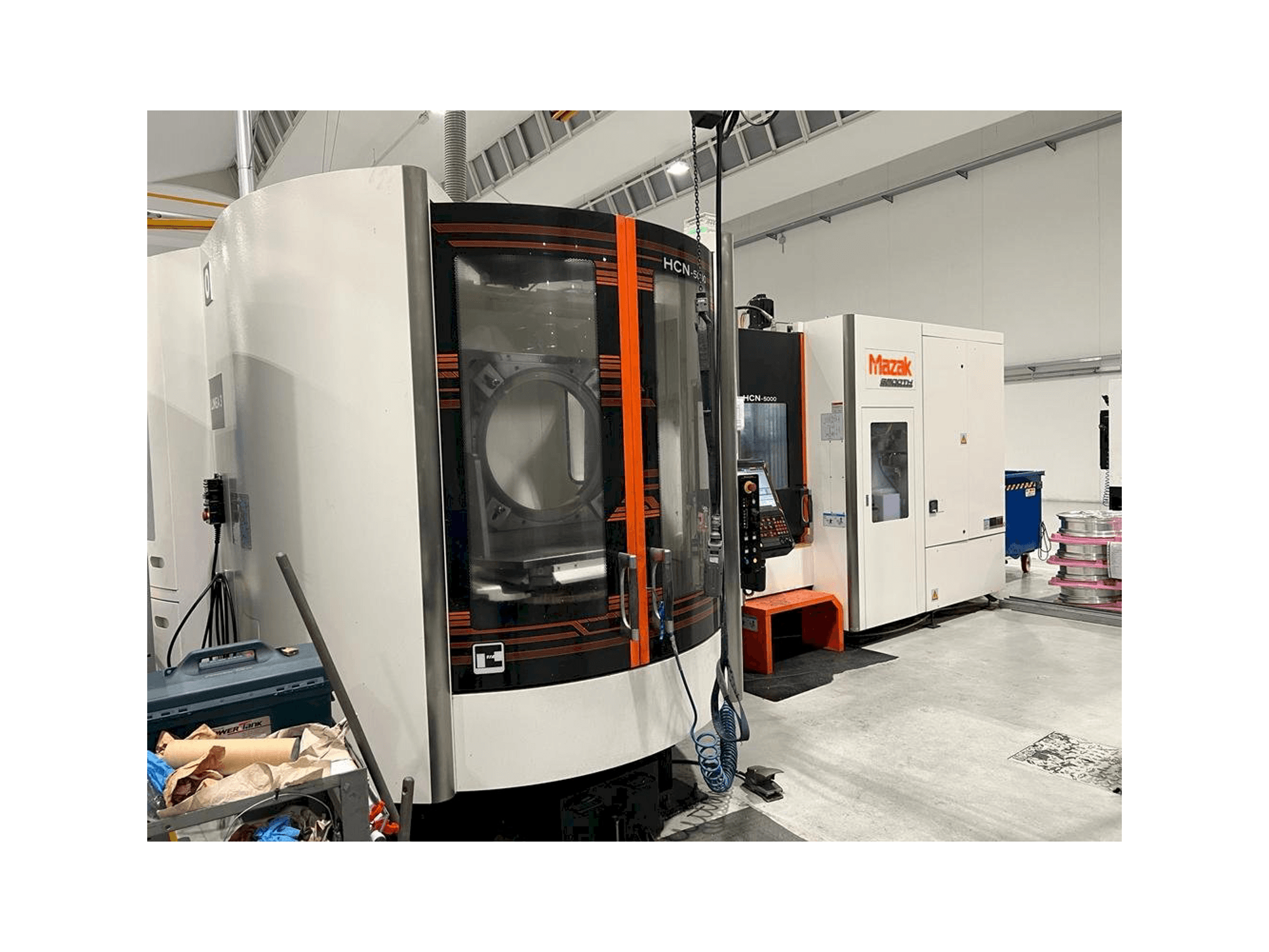 Vue de face de la machine Mazak HCN-5000