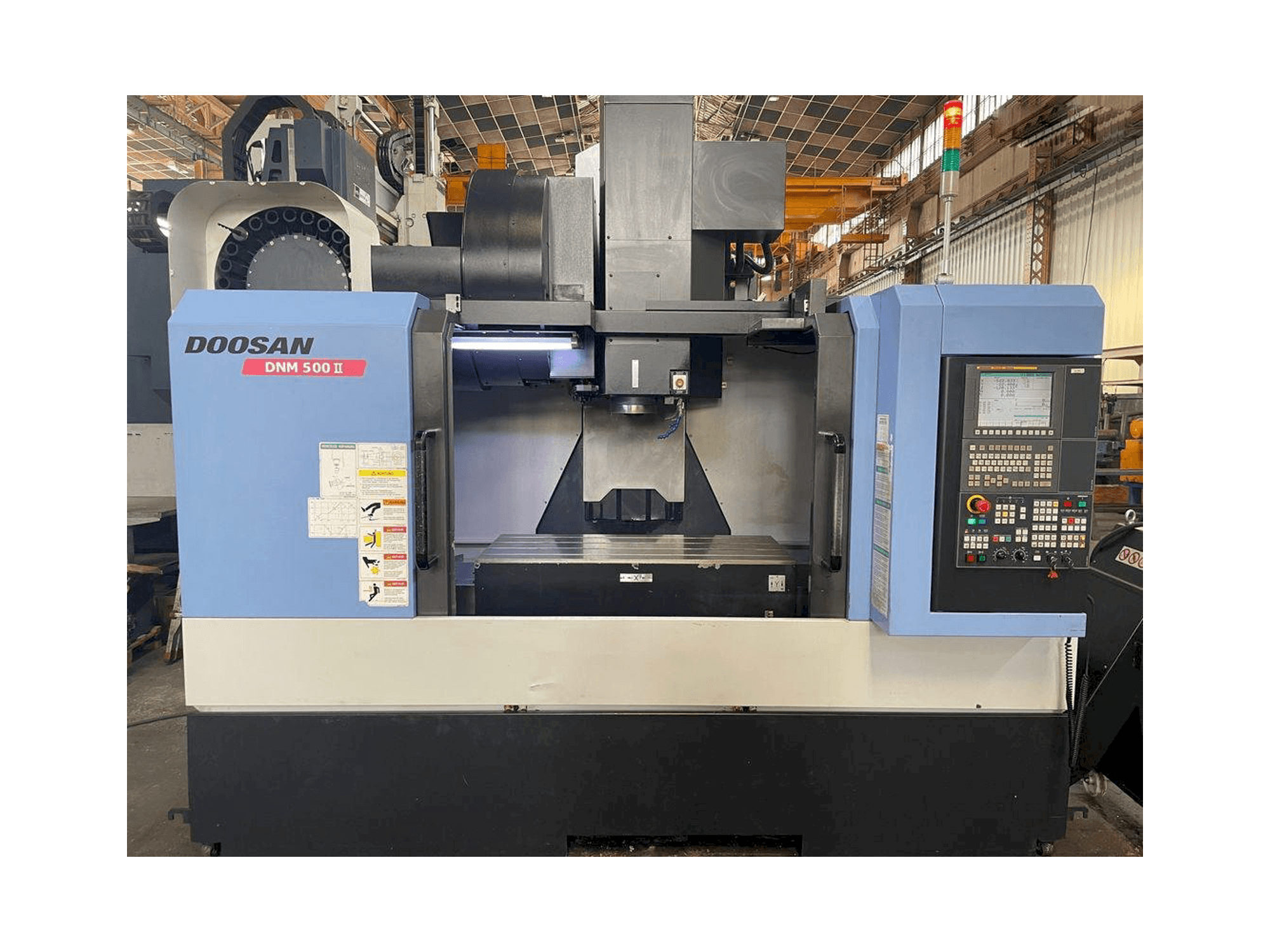 Vue de face de la machine Doosan MYNX DNM 500 II
