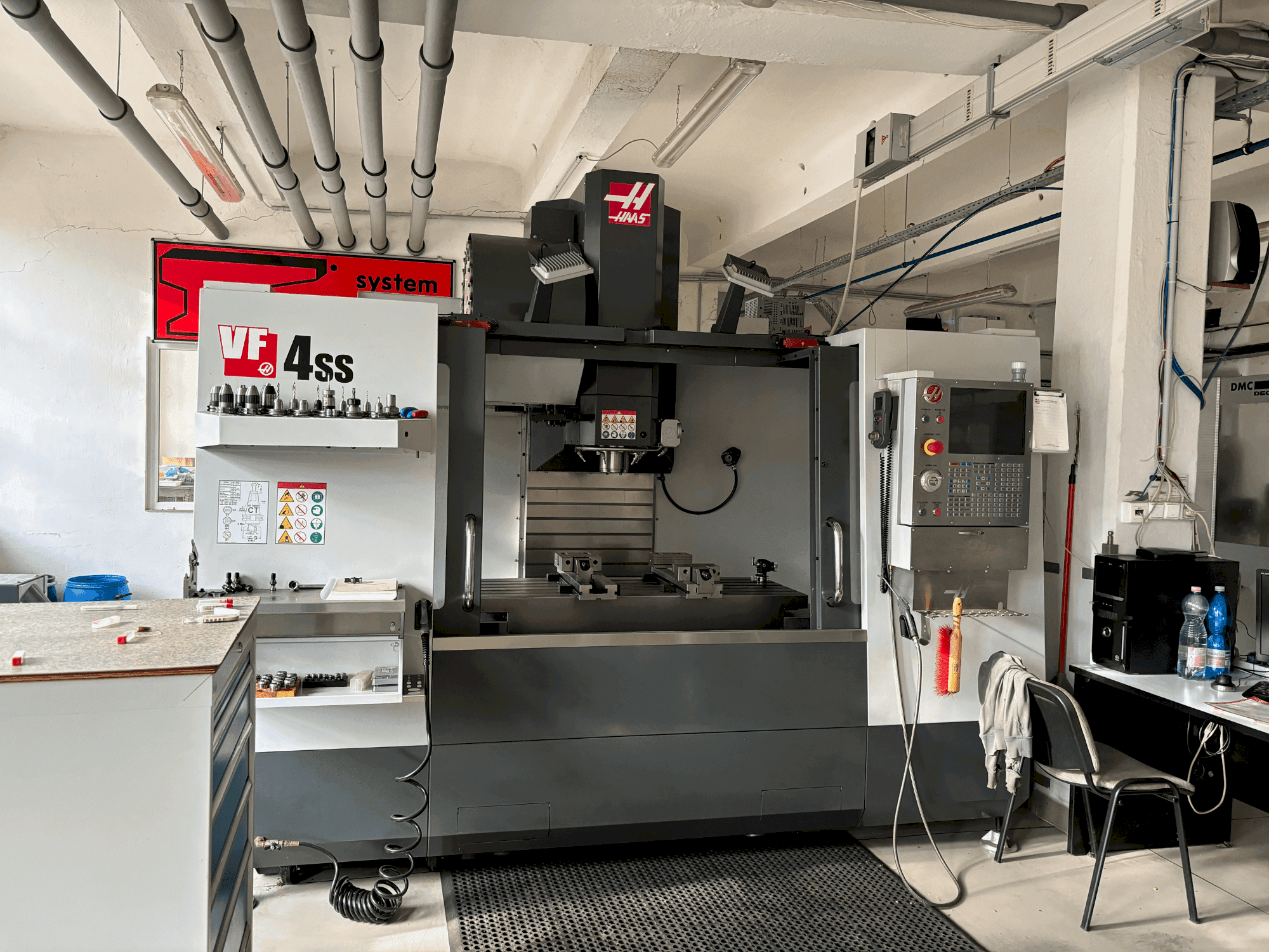 Vue de face de la machine HAAS HASS VS4SS