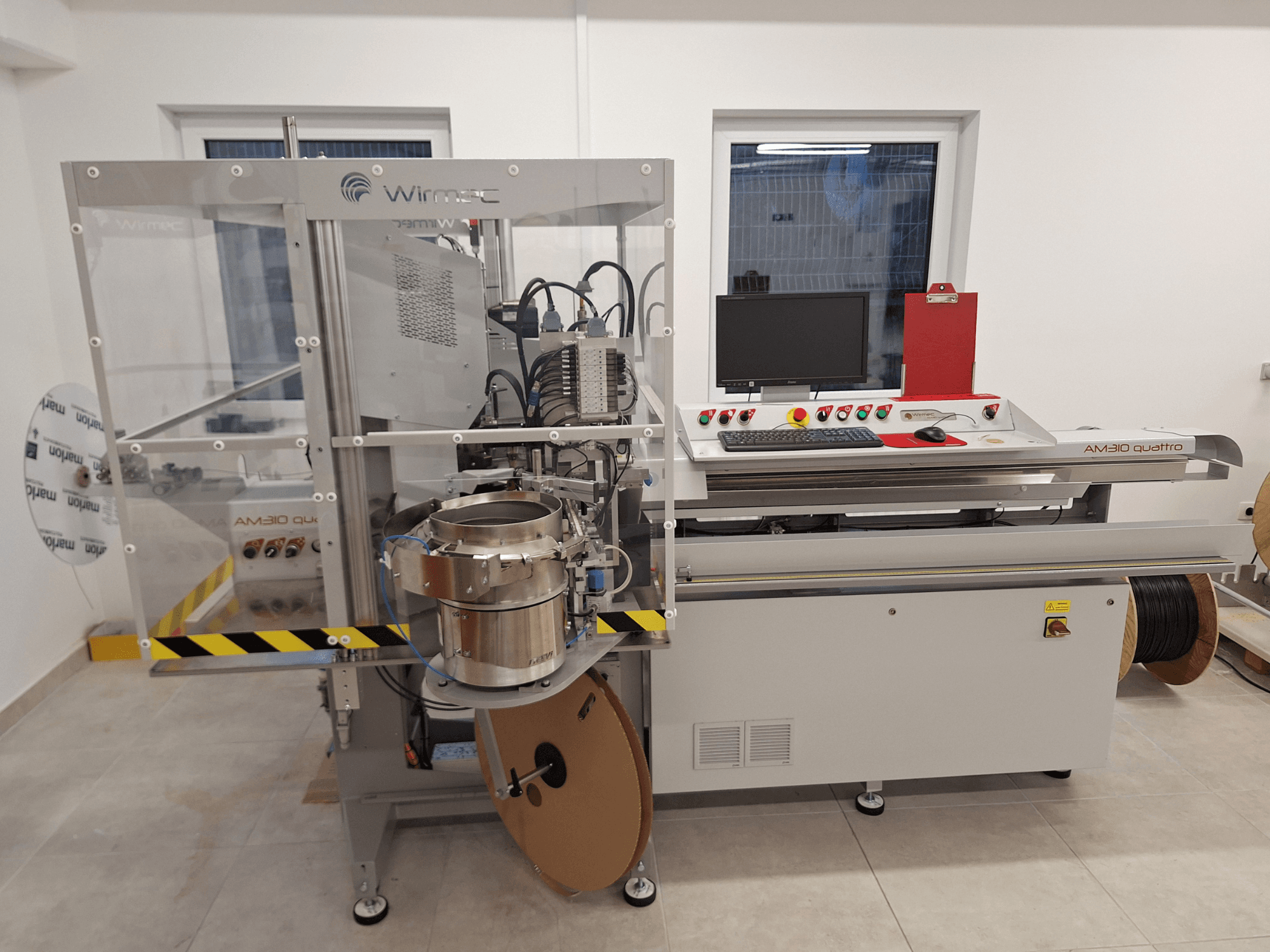Machine-outil WIRMEC AM310-117, vue de face, avec panneau de commande, ordinateur et composants en acier inoxydable, placés dans un espace de travail.