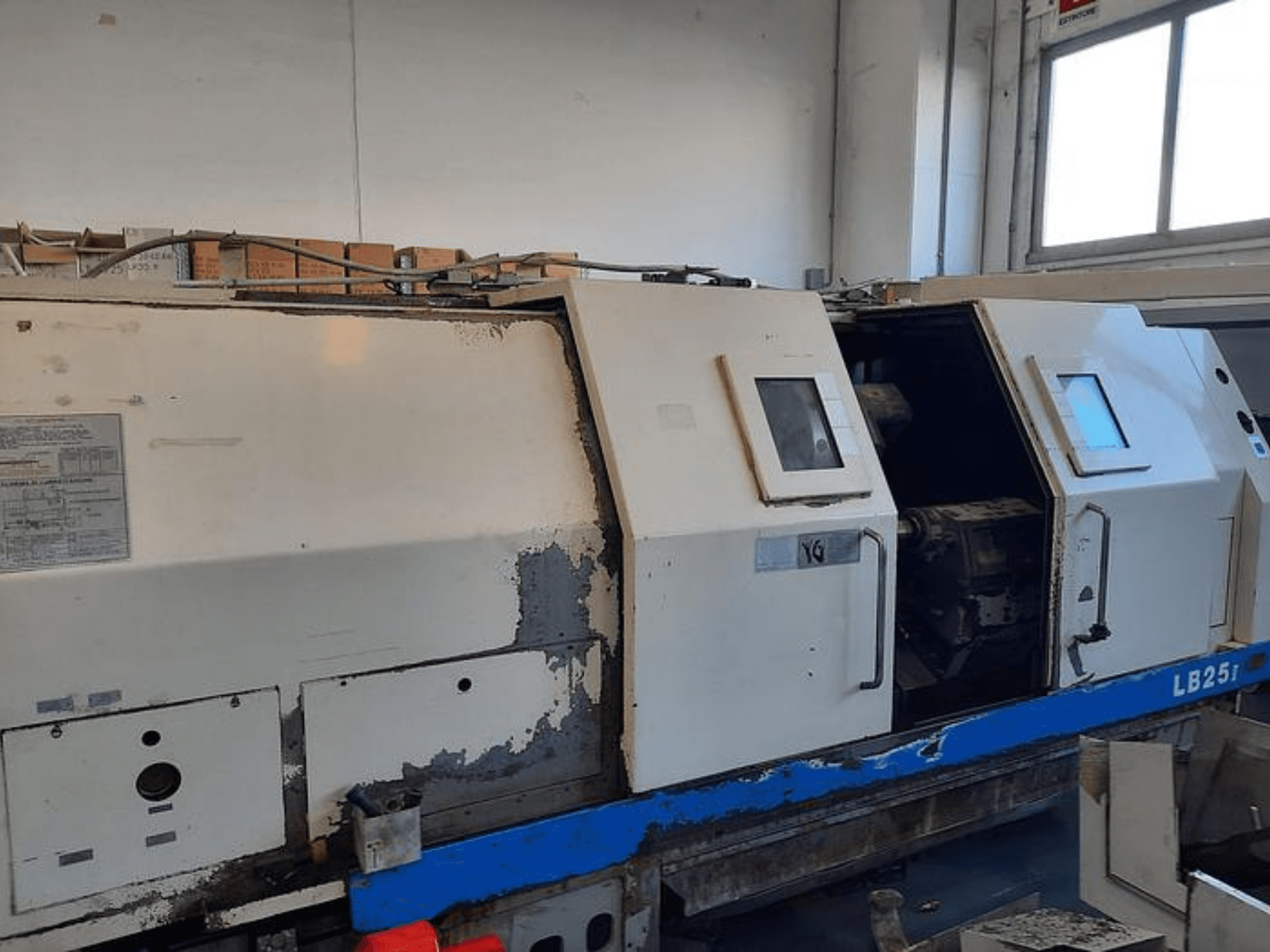 Tour LB251 d'occasion, vue latérale montrant l'extérieur usé, panneau ouvert révélant le mécanisme intérieur et les commandes opérationnelles.