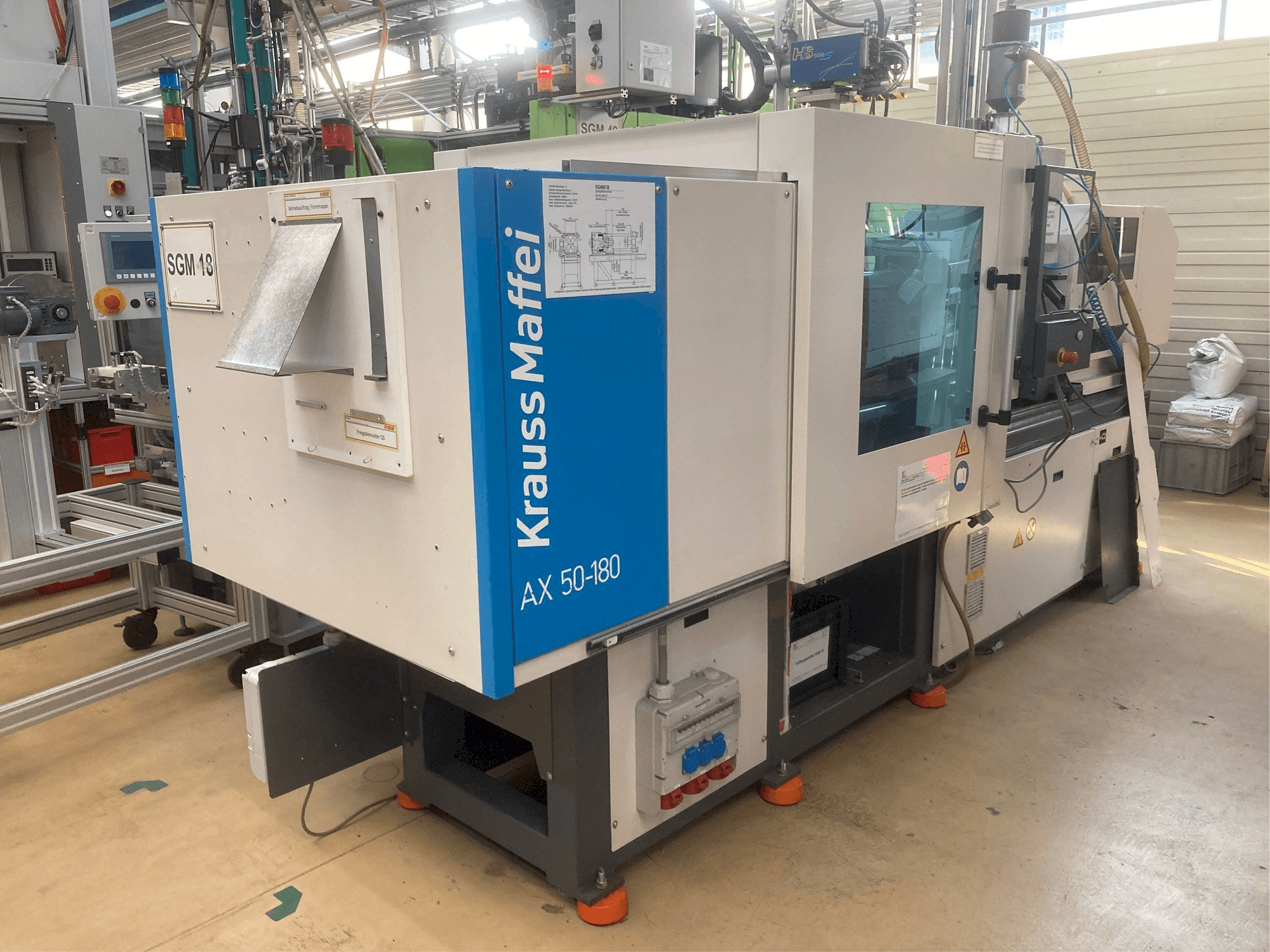 Vue latérale gauche de la machine Krauss Maffei AX 50-180