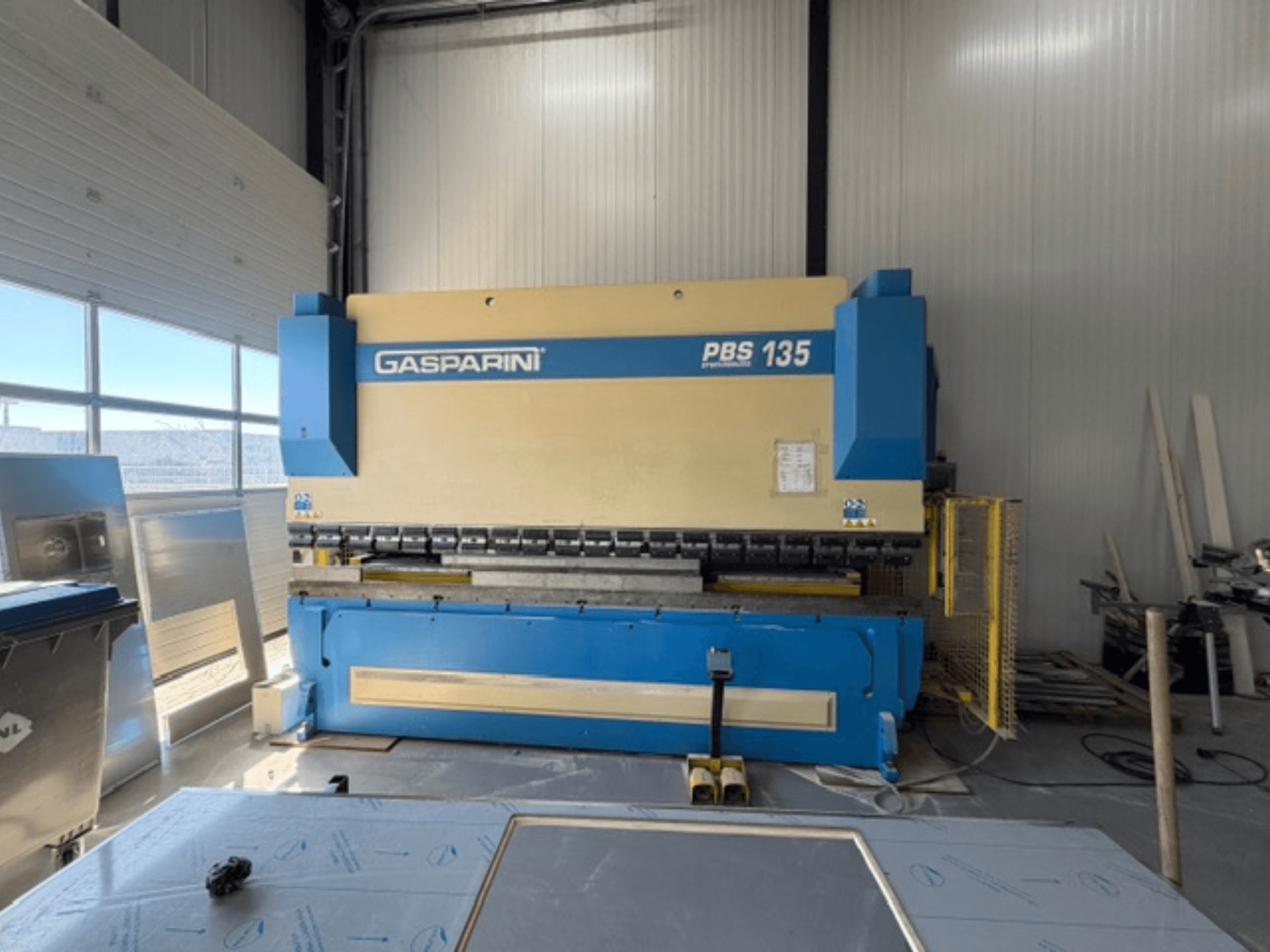 Presse plieuse GASPARINI PBS 1 125/4000 FP dans un atelier, vue de face montrant les commandes et les outils de pliage.