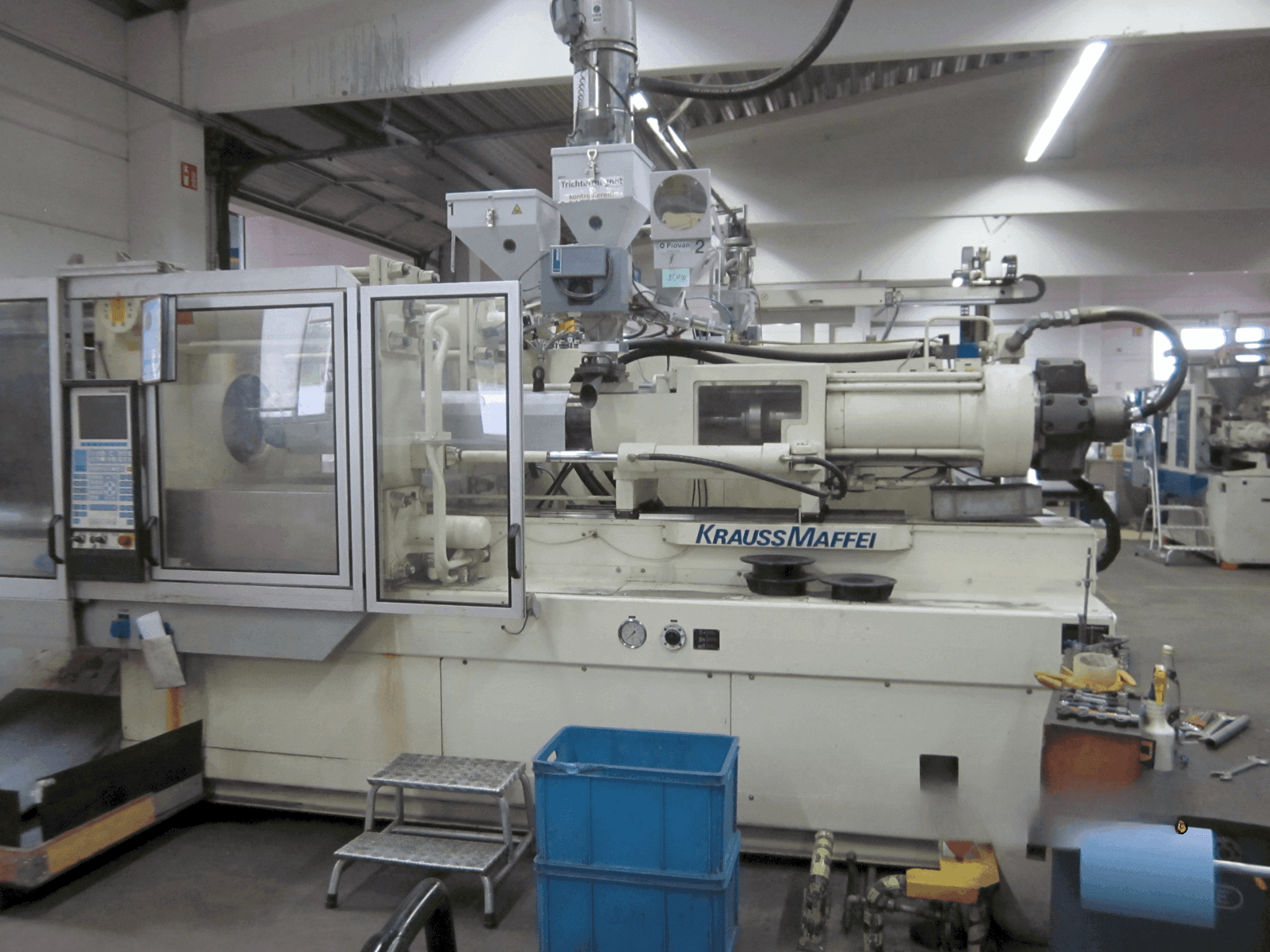 Vue de face de la machine Krauss Maffei 350-1900 C1