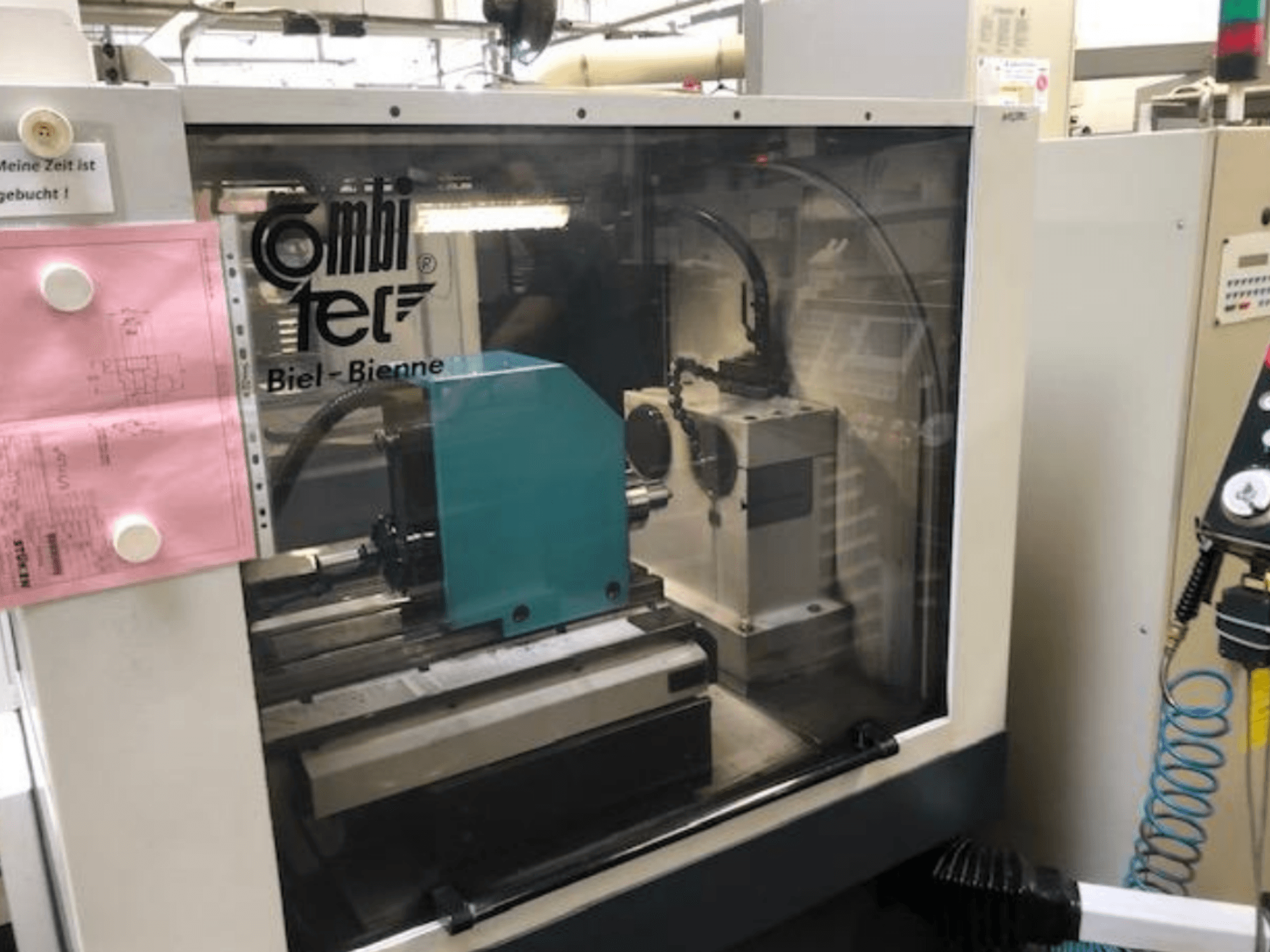 Rectifieuse cylindrique Combitec CT-450 vue de l'avant, avec panneau de commande et configuration opérationnelle.