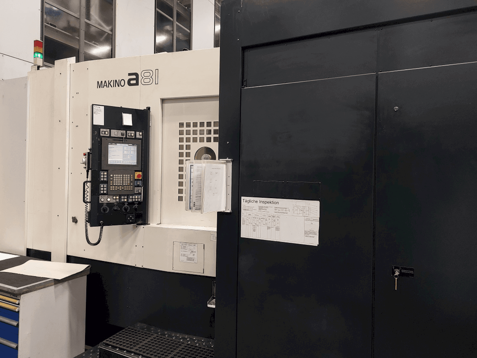 Vue de face de la machine Makino a81