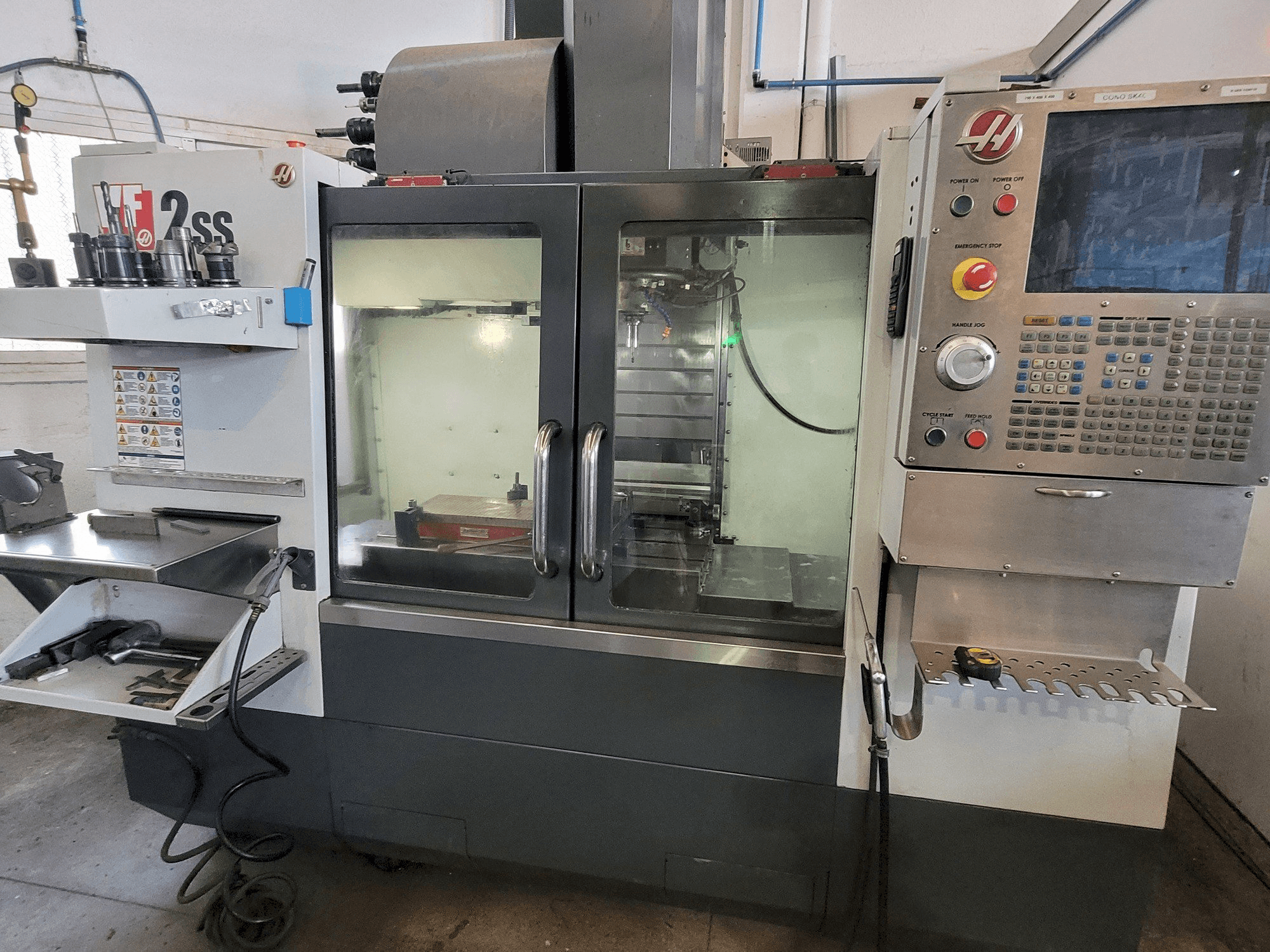 Vue de face de la machine HAAS VF2SS