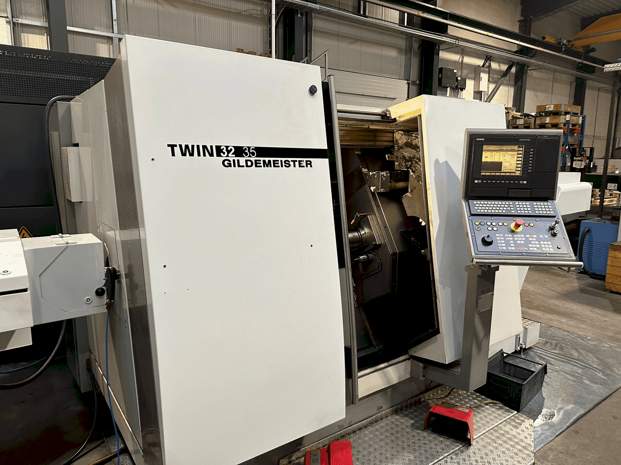 Vue de face de la machine Gildemeister TWIN 32