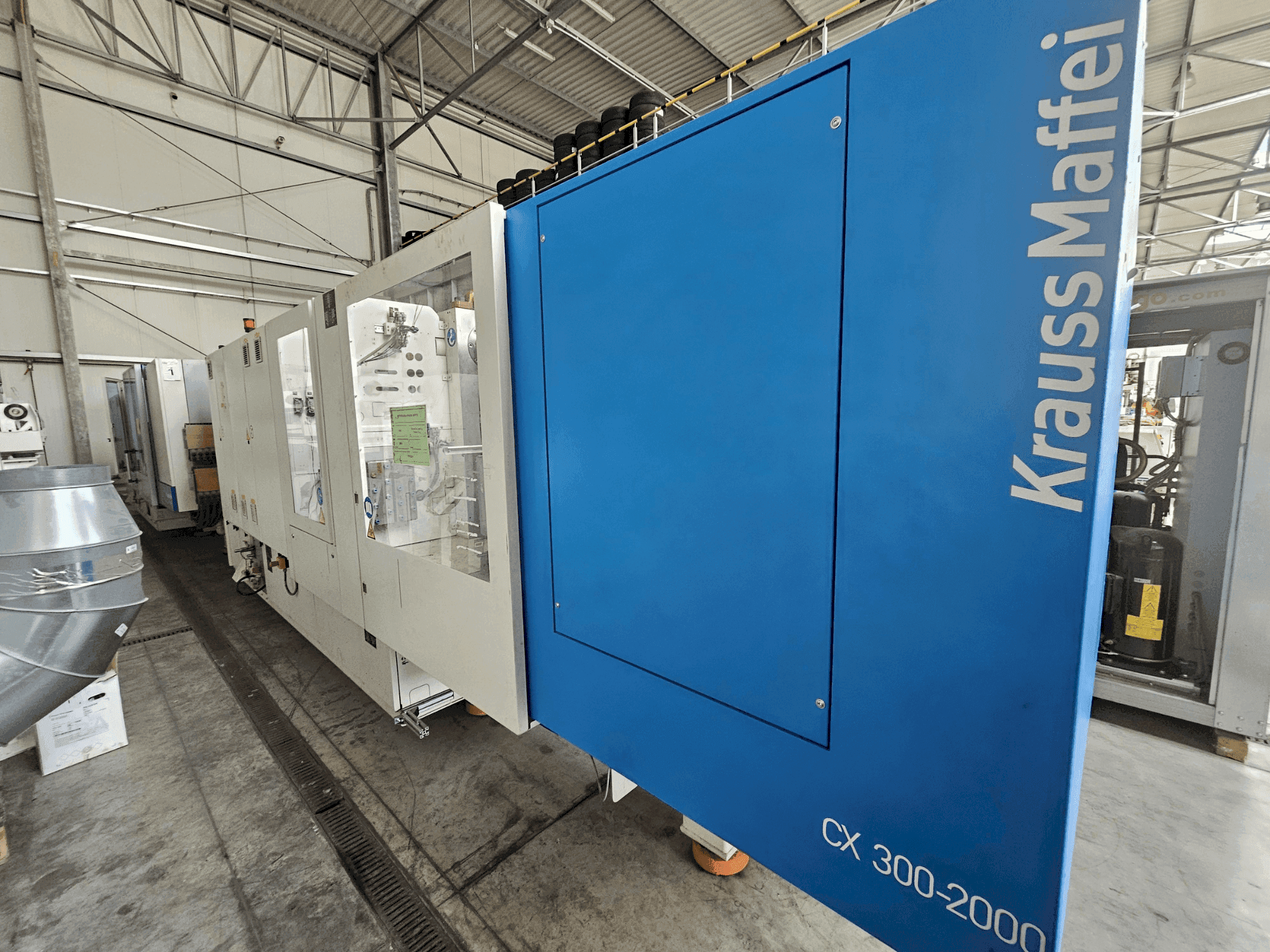 Vue de face de la machine Krauss Maffei 300-2000 CX