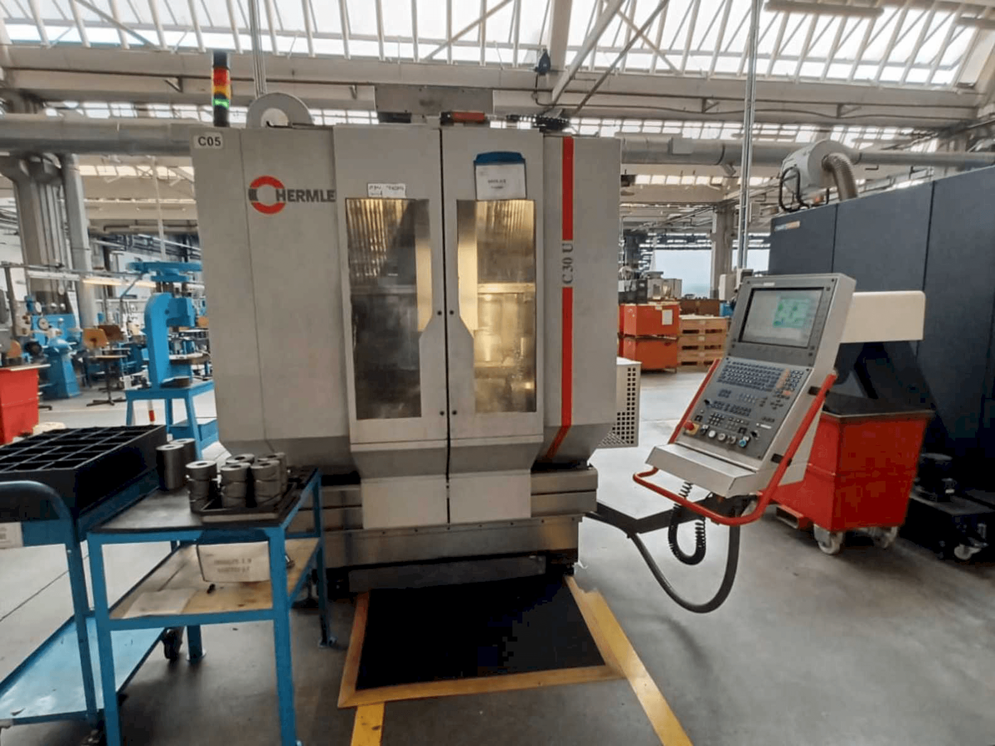 Vue de face de la machine HERMLE C30U