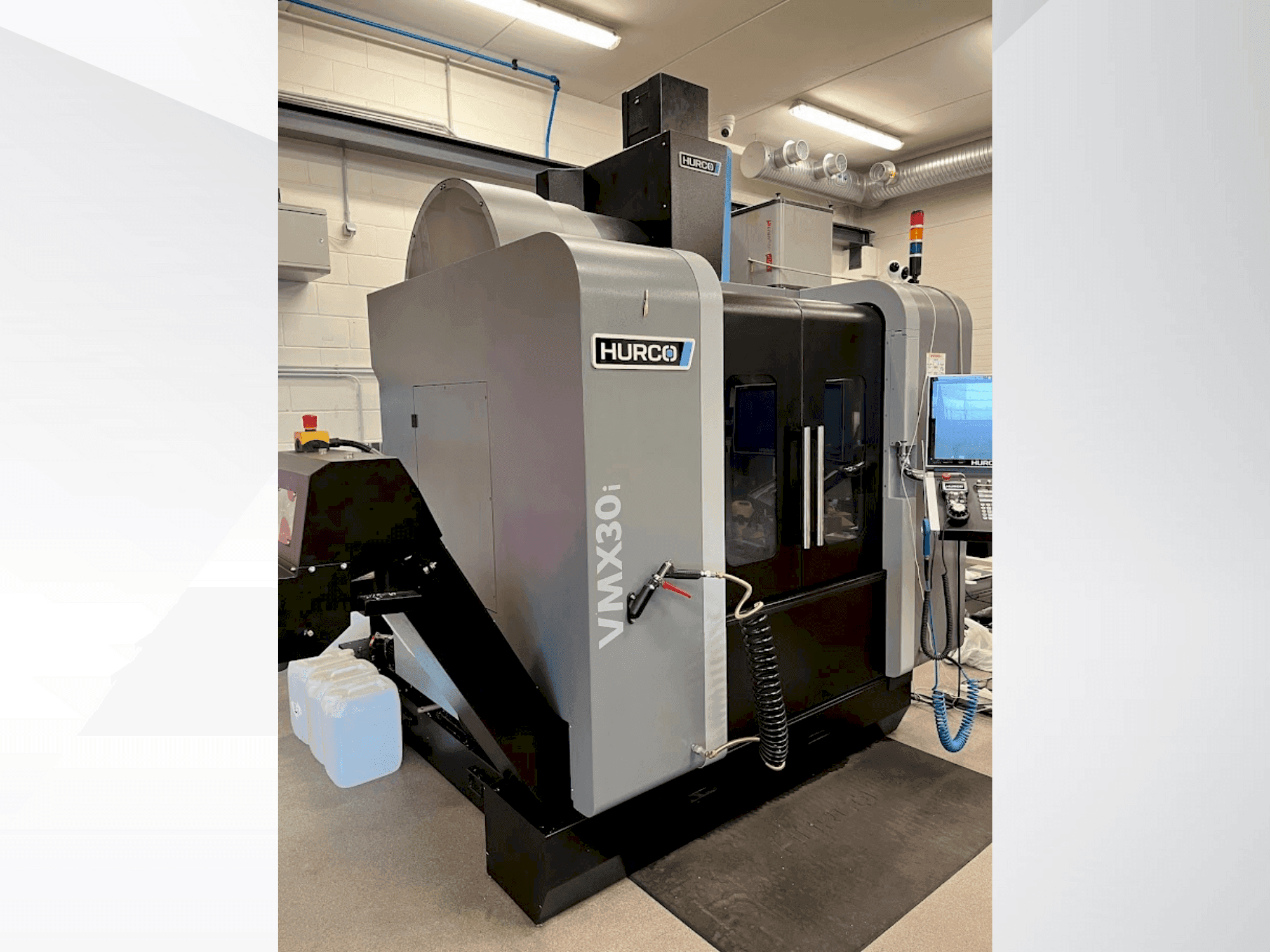 Vue de face de la machine Hurco VMX30i