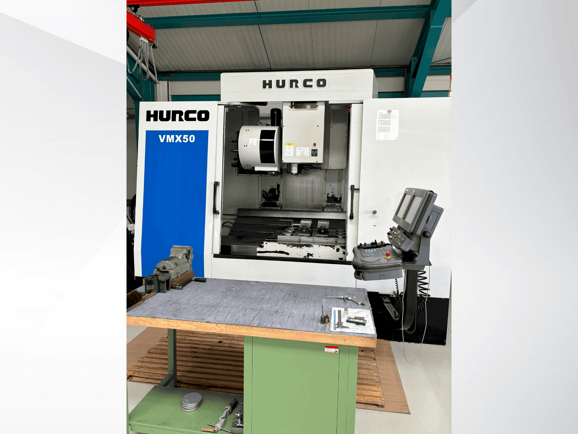 Vue de face de la machine Hurco VMX50