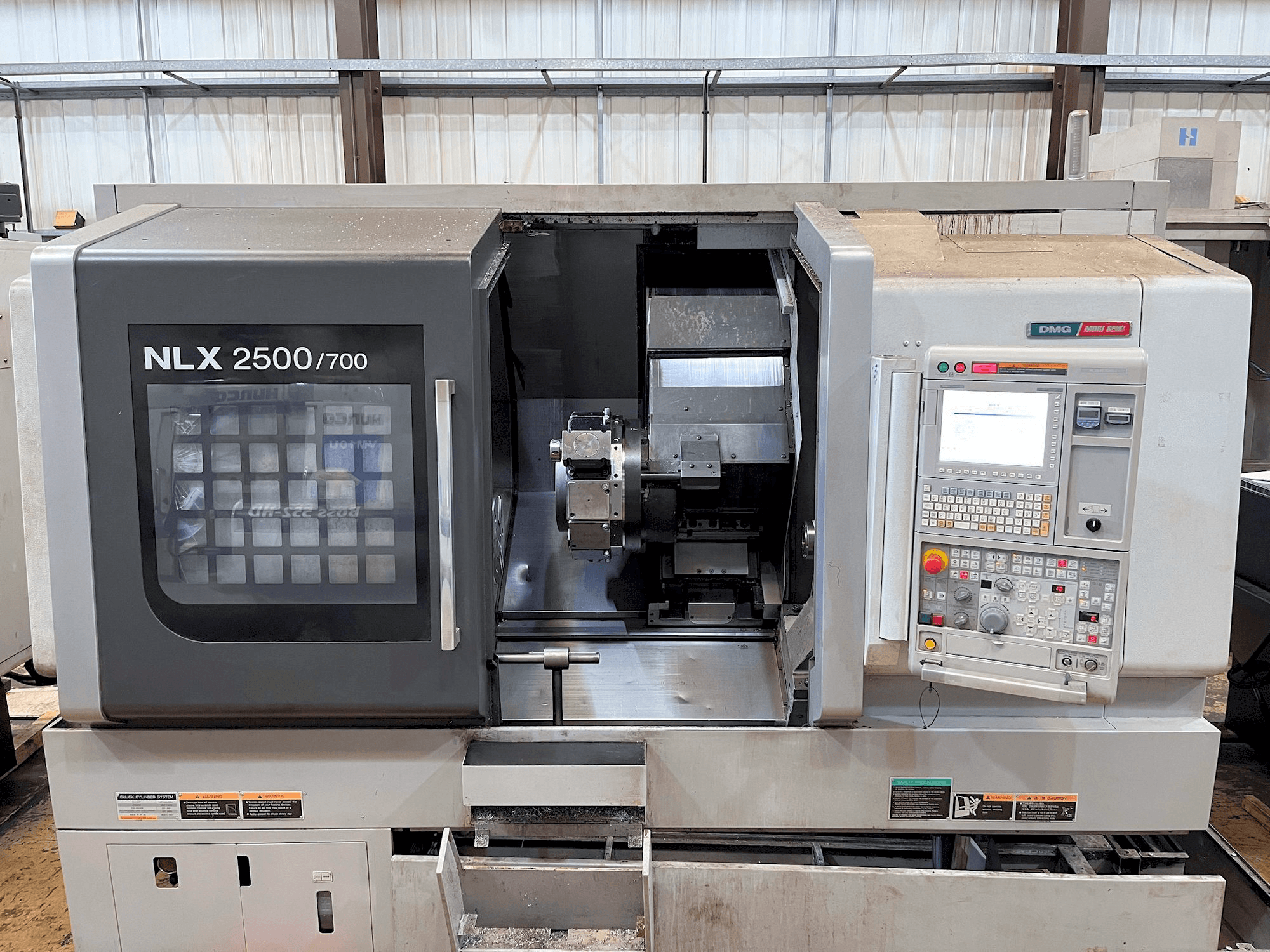 Vue de face de la machine MORI SEIKI NLX2500Y-700