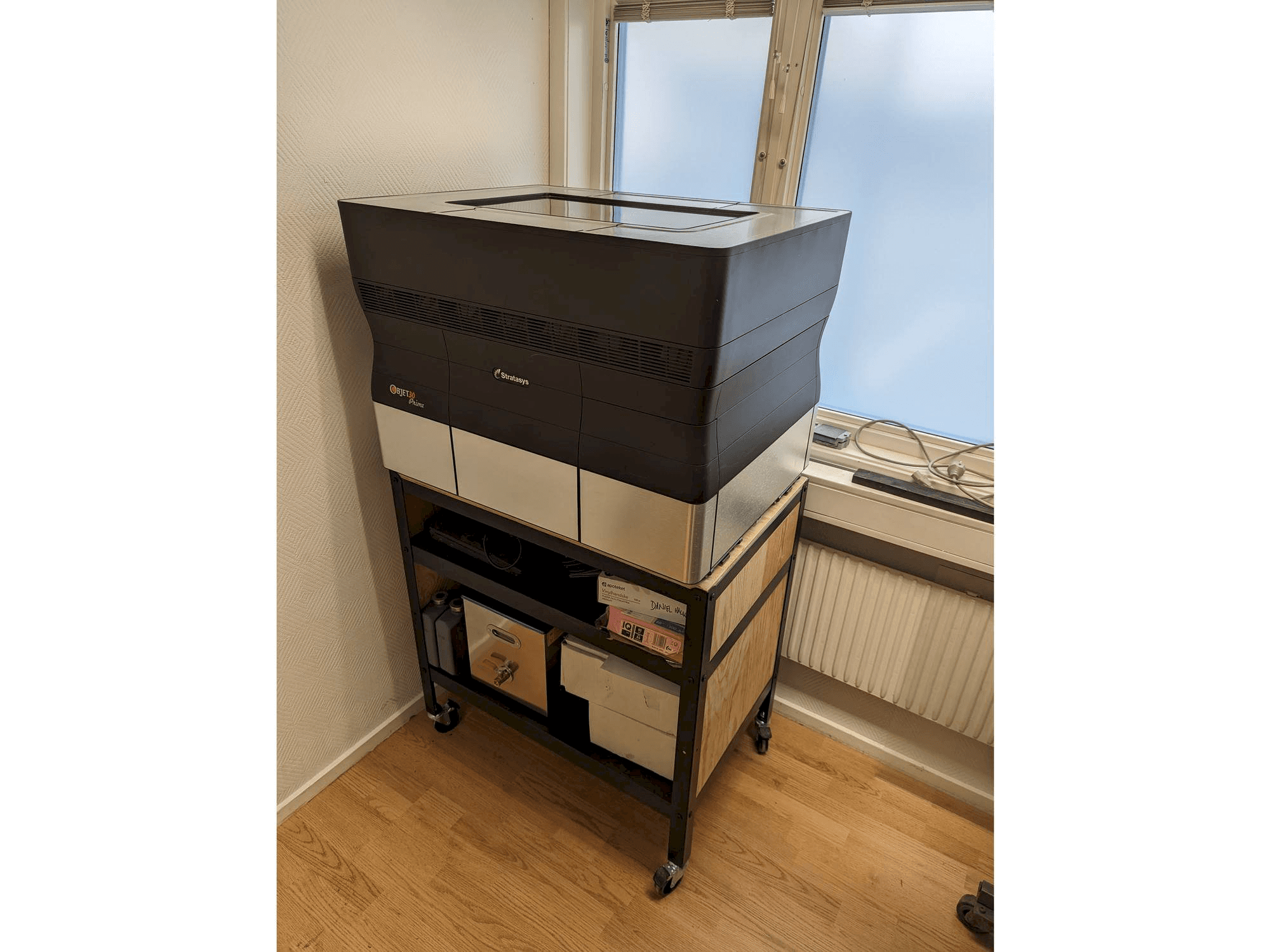 Vue de face de la machine Stratasys objet30 V3 pro