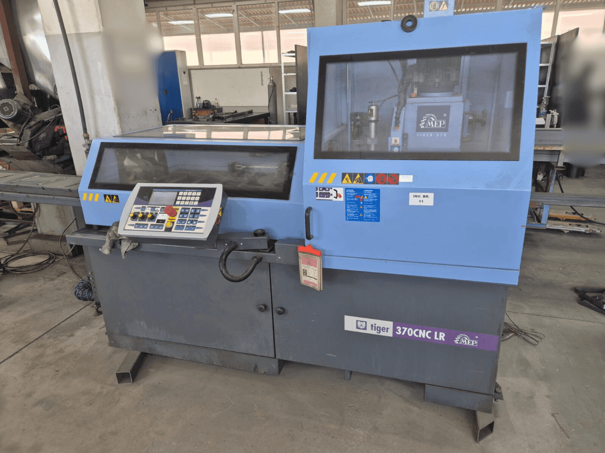 Vue de face de la machine MEP Tiger 370 CNC