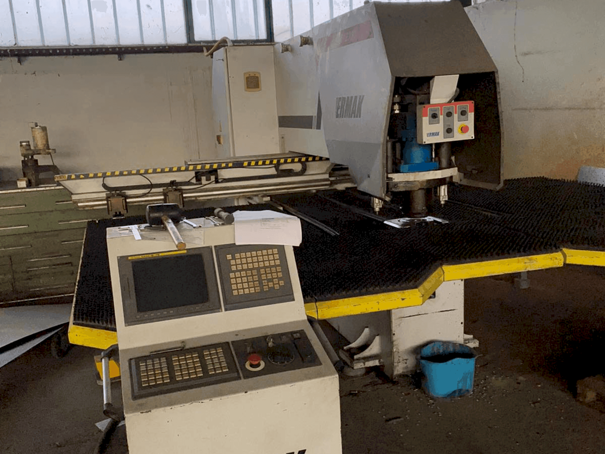 Vue de face de la machine ERMAK EPP 1270 x 30