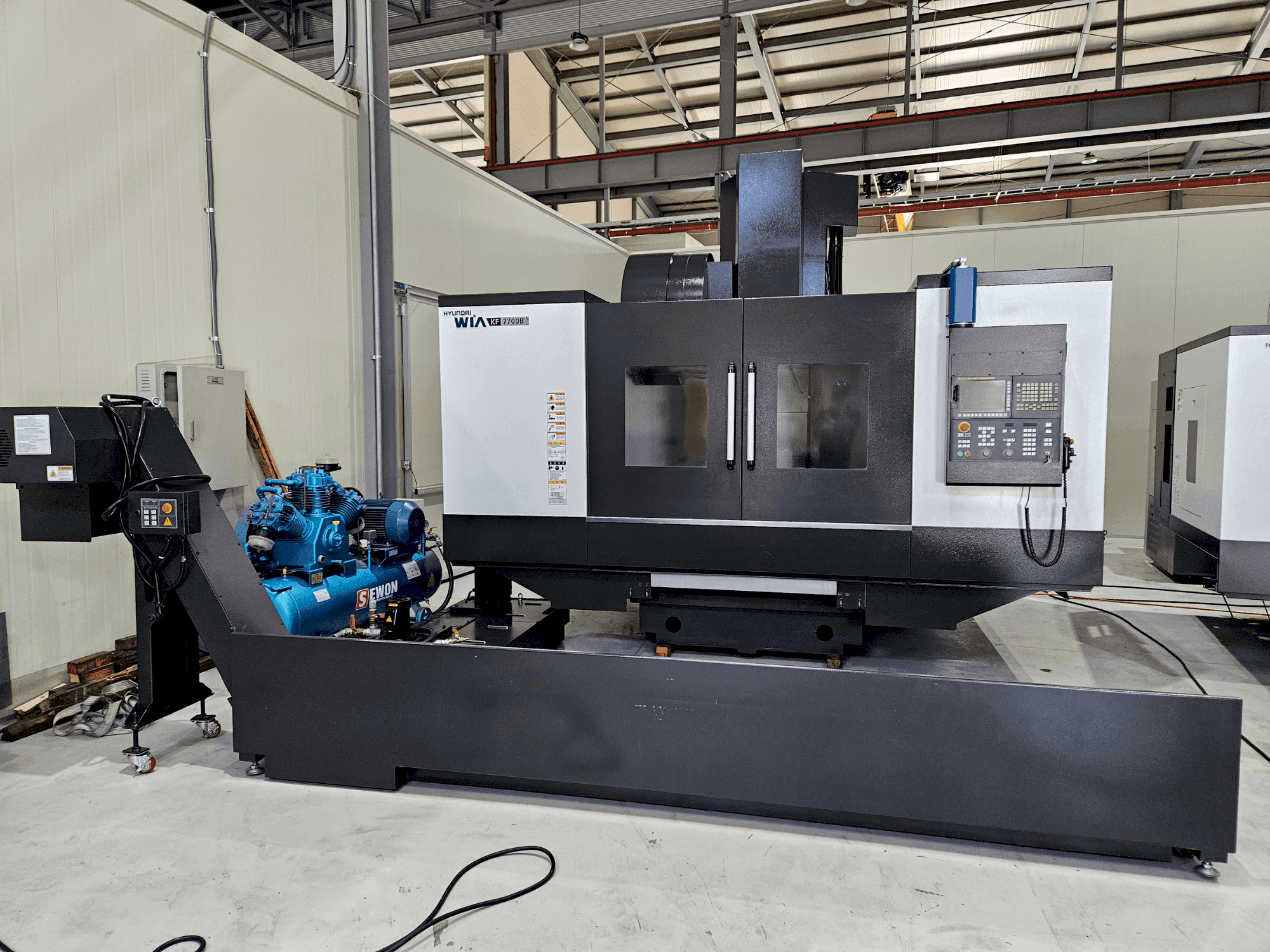 Vue de face de la machine Hyundai Wia WIA KF 7700 B