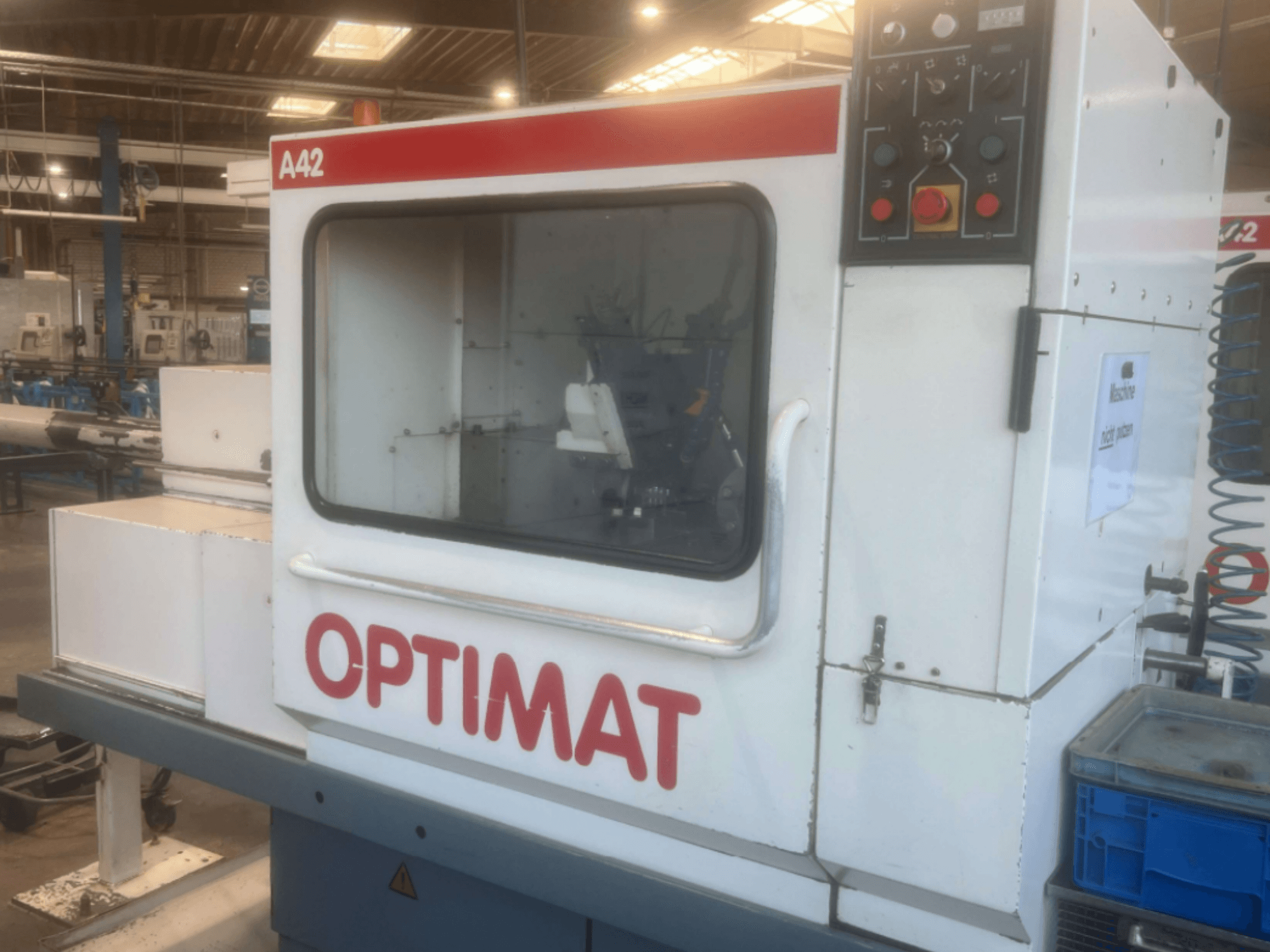 Tour horizontal KOVOSVIT MAS OPTIMAT A42, vue de profil, mettant en évidence le panneau de commande et le grand écran en verre.