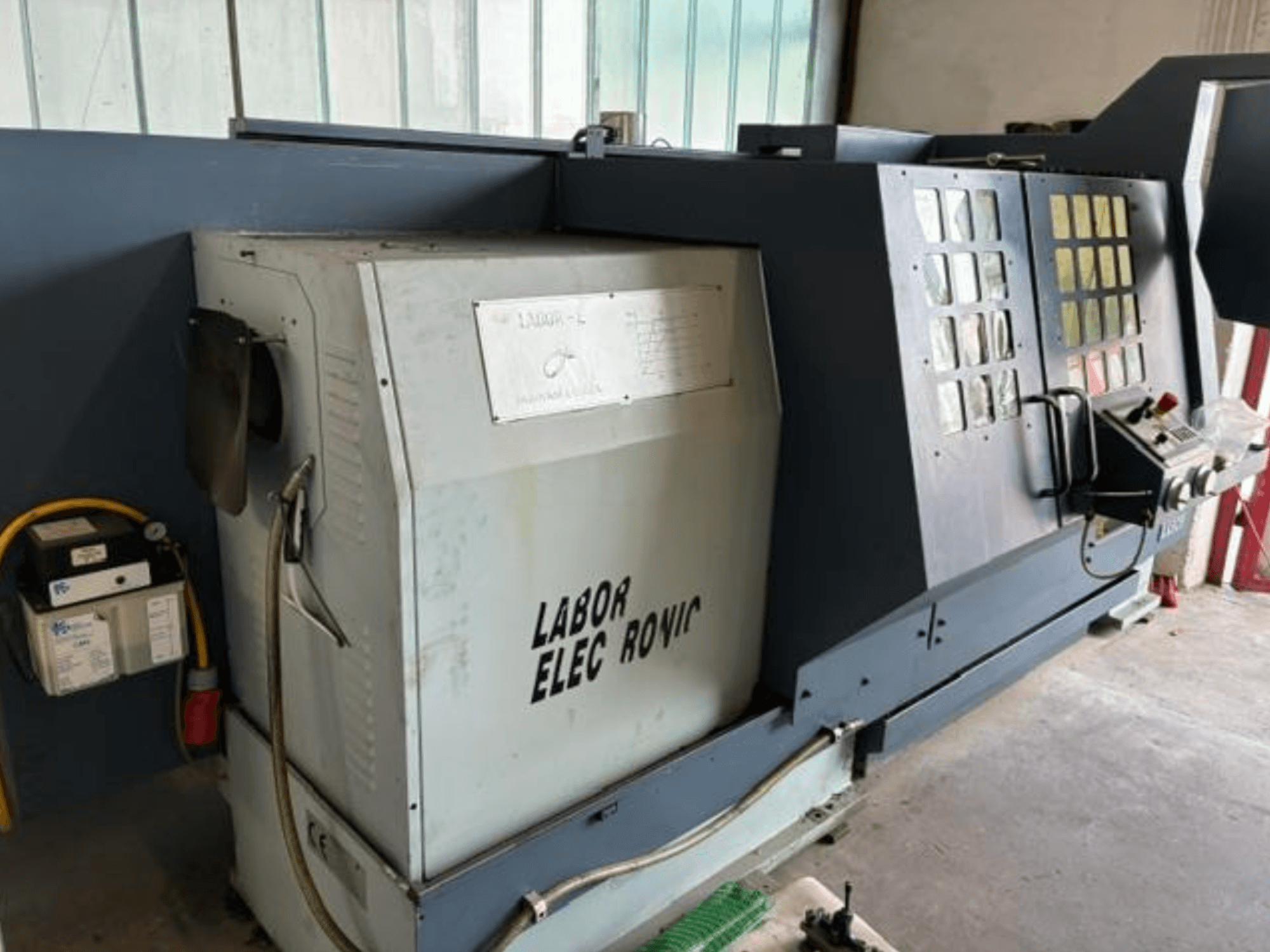Tour horizontal PADOVANI E255/1500, vue latérale montrant les commandes, le panneau électrique et les caractéristiques opérationnelles.
