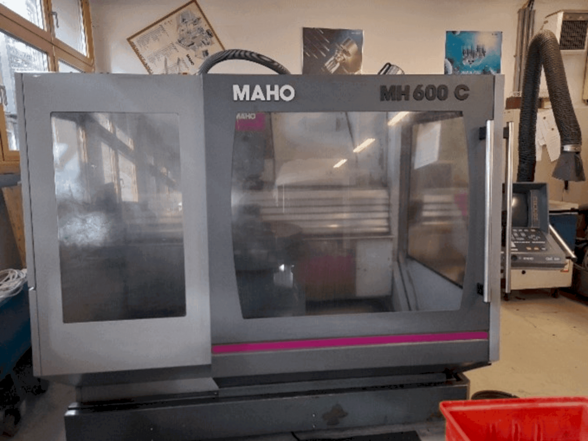 Vue de face de la machine MAHO MH 600 C