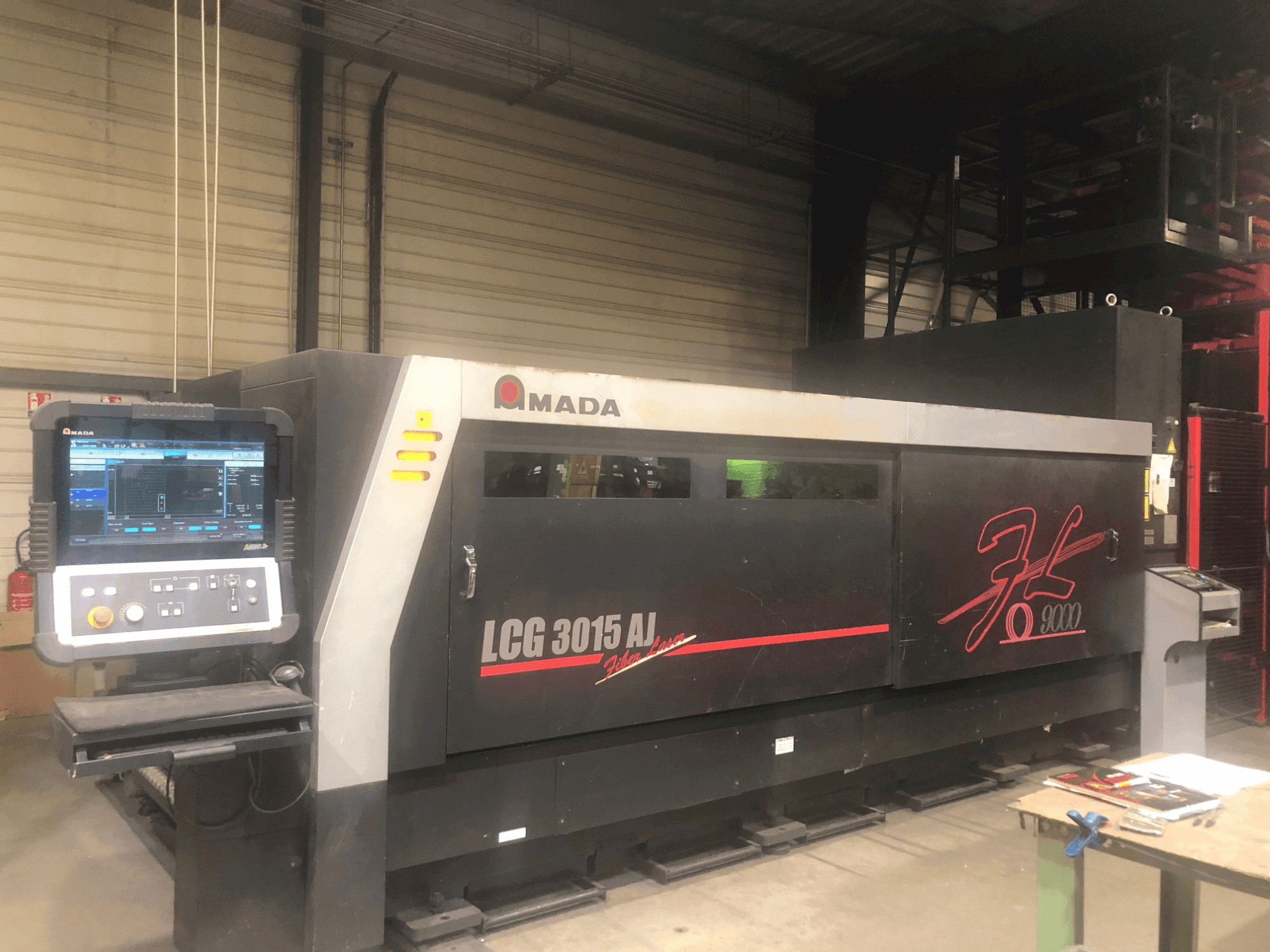 Vue de face de la machine AMADA LCG-3015AJ 9kw + ASLUL TWIN TOWER