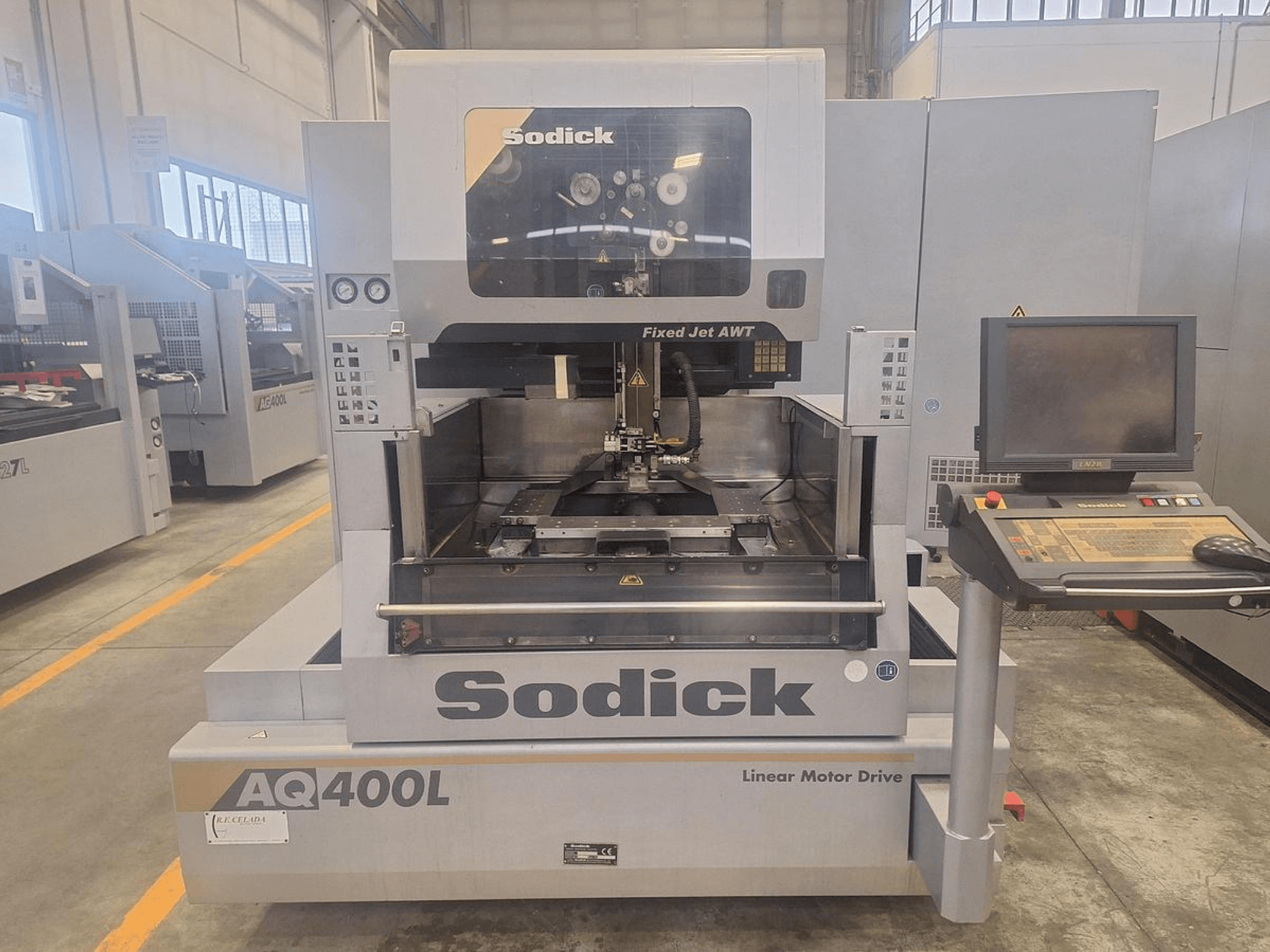 Machine à entraînement par moteur linéaire Sodick AQ400L présentée de face, avec un panneau de commande et une zone de travail interne.
