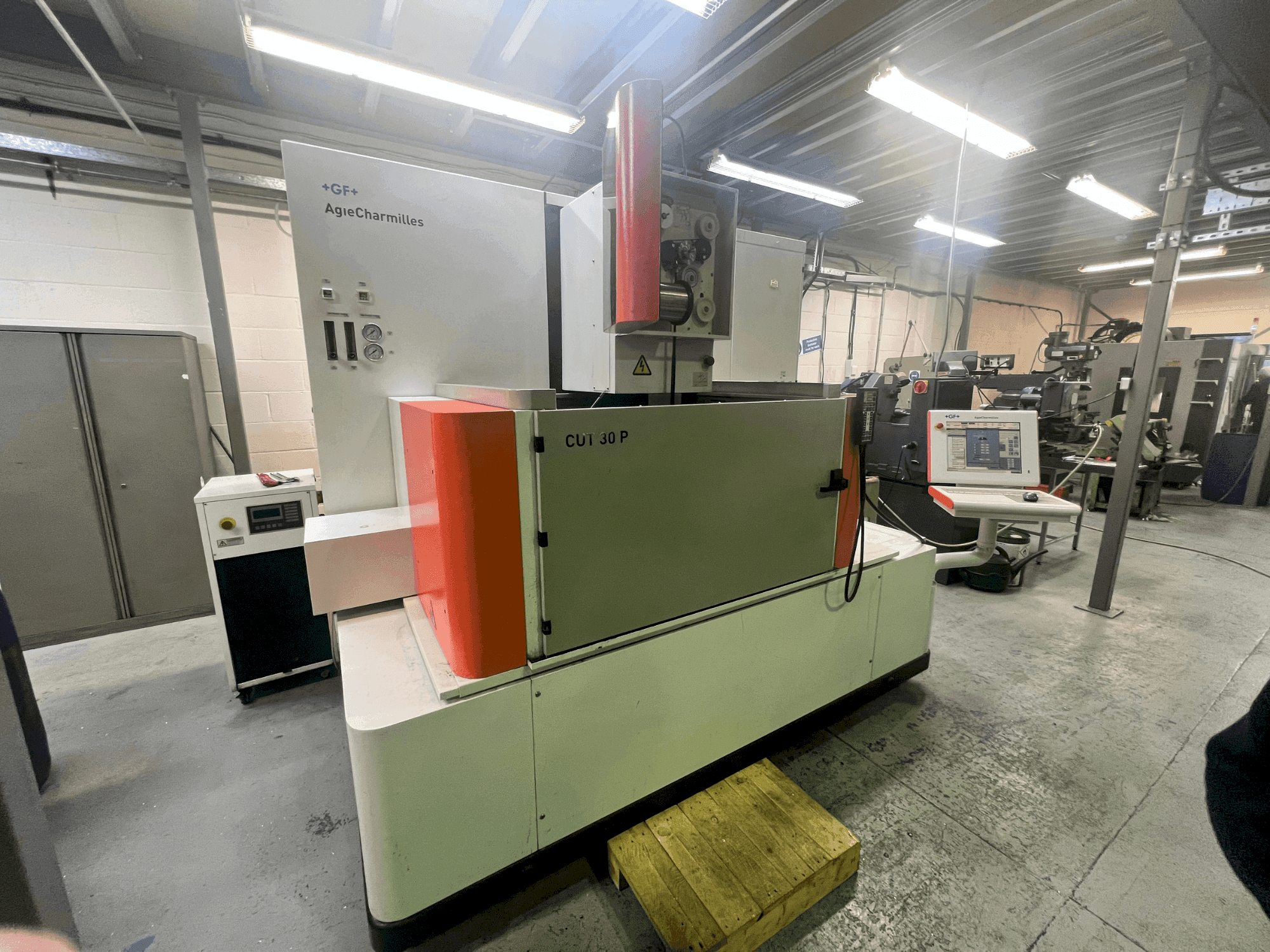 Vue de face de la machine AgieCharmilles CUT 30P