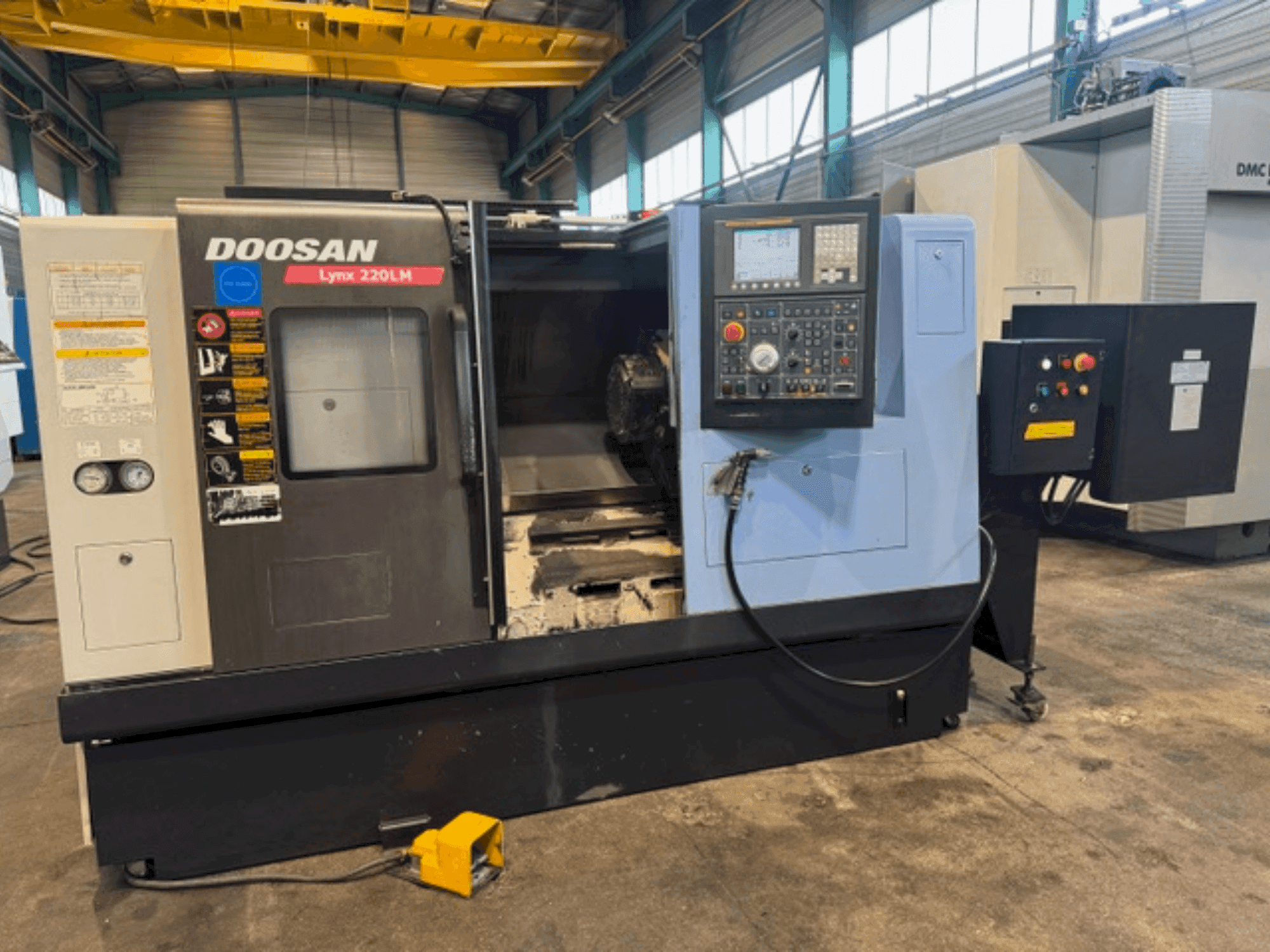 Vue de face de la machine DOOSAN LYNX 220 LMA