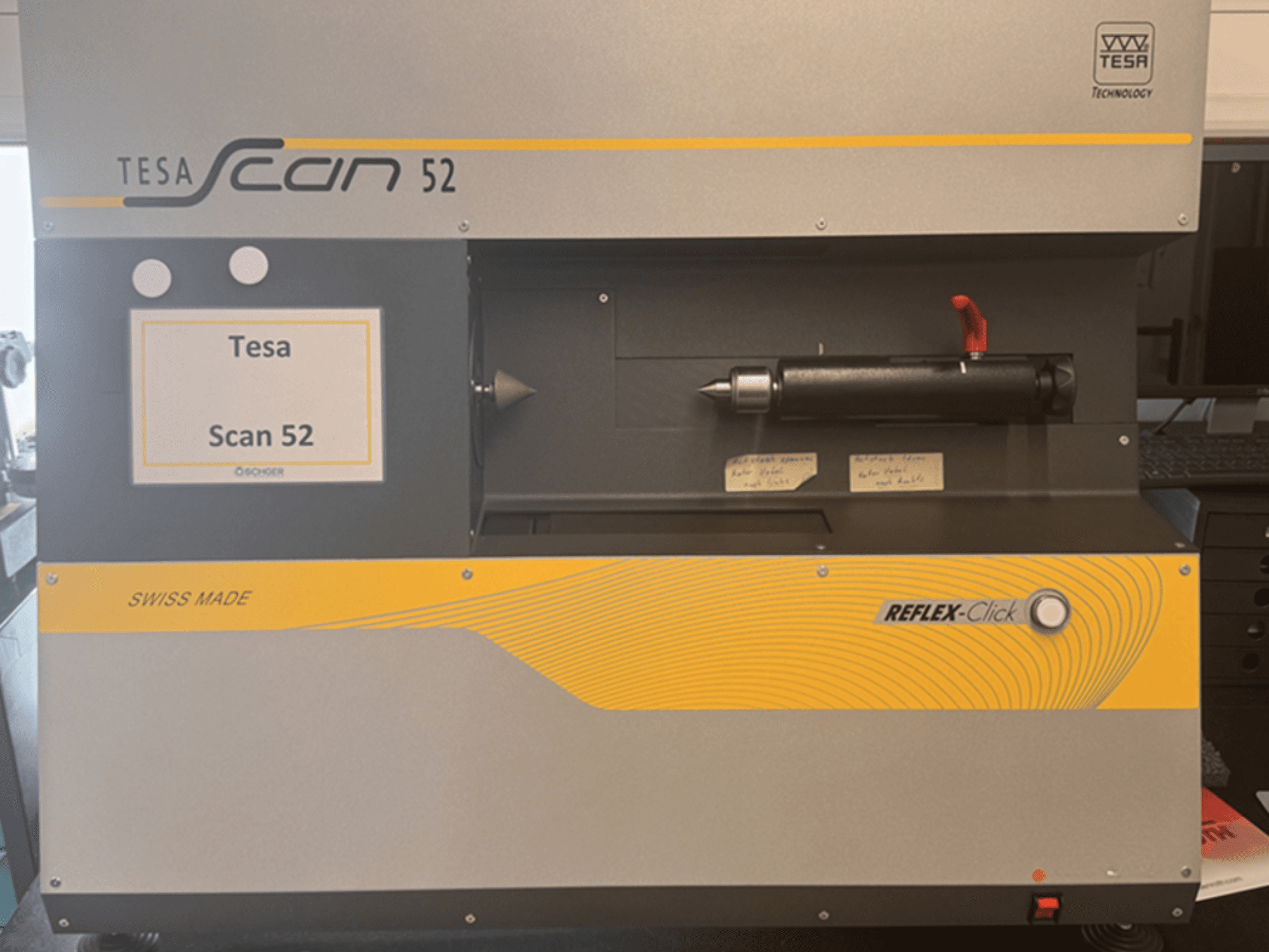 Vue de face de la machine de mesure optique TESA Scan 52, sur laquelle on distingue les boutons de commande et la mention « SWISS MADE ».