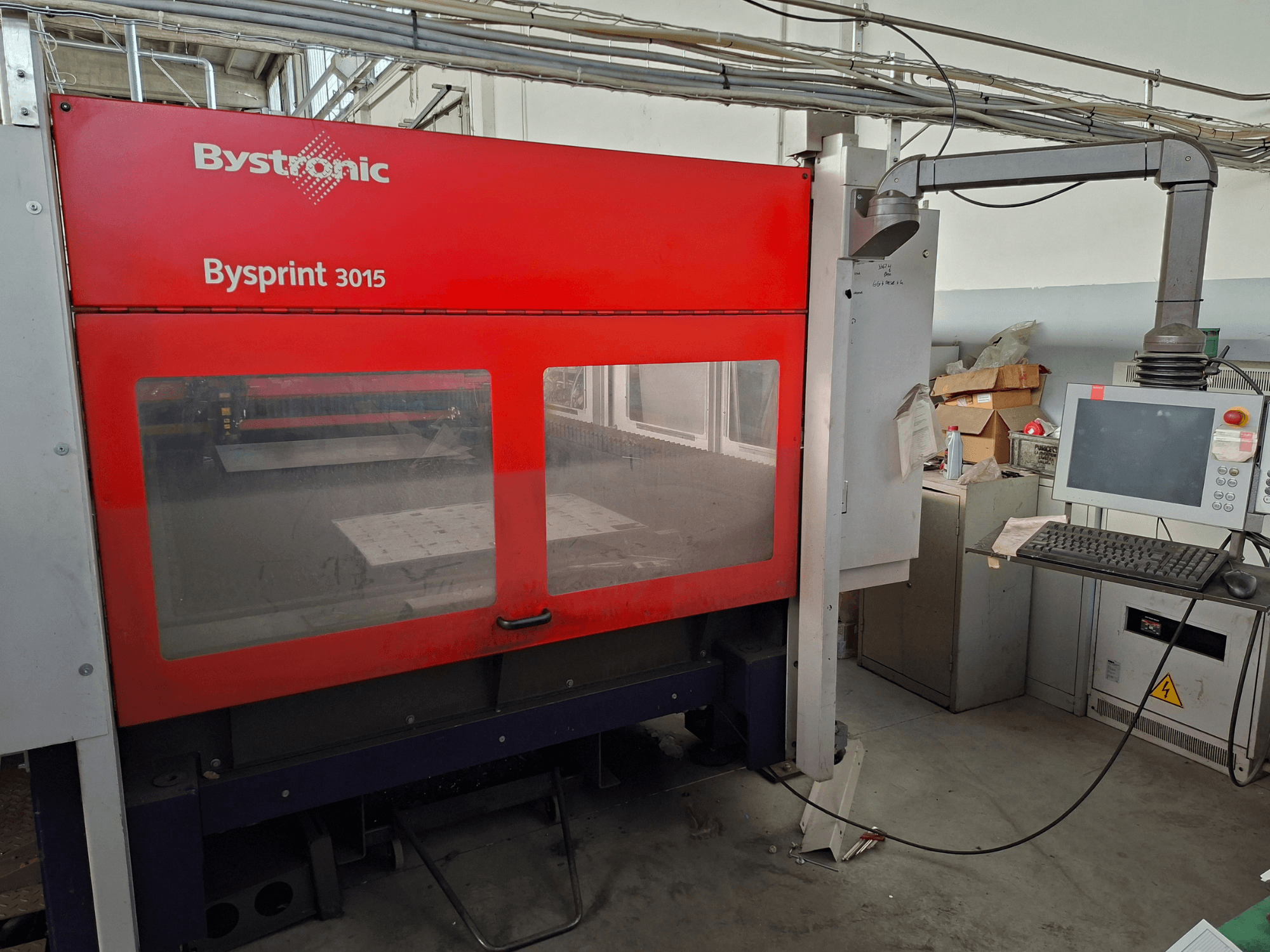 Machine de découpe laser CO₂ Bystronic Bysprint 3015, vue de face montrant le panneau de commande et la zone de découpe laser.