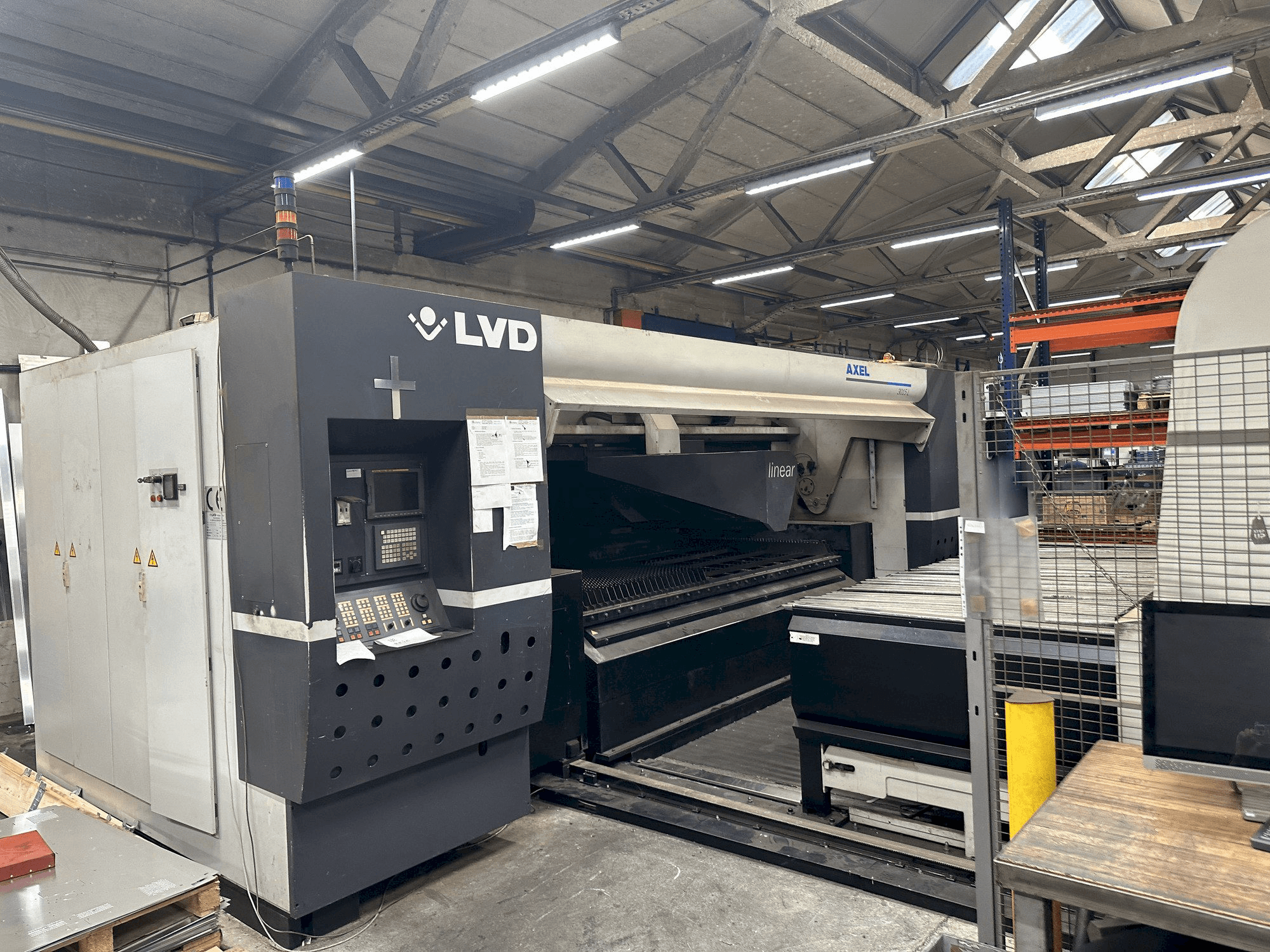 Vue de face de la machine LVD Axel 3015