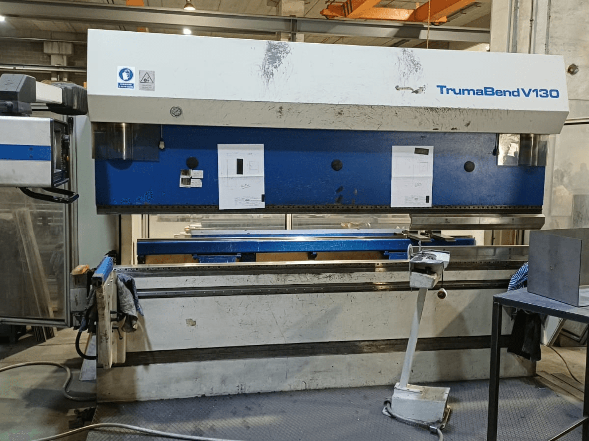 Plieuse TRUMPF Trumatic Trumabend V130 vue de face, montrant le panneau de commande, la surface de travail et les outils réglables.