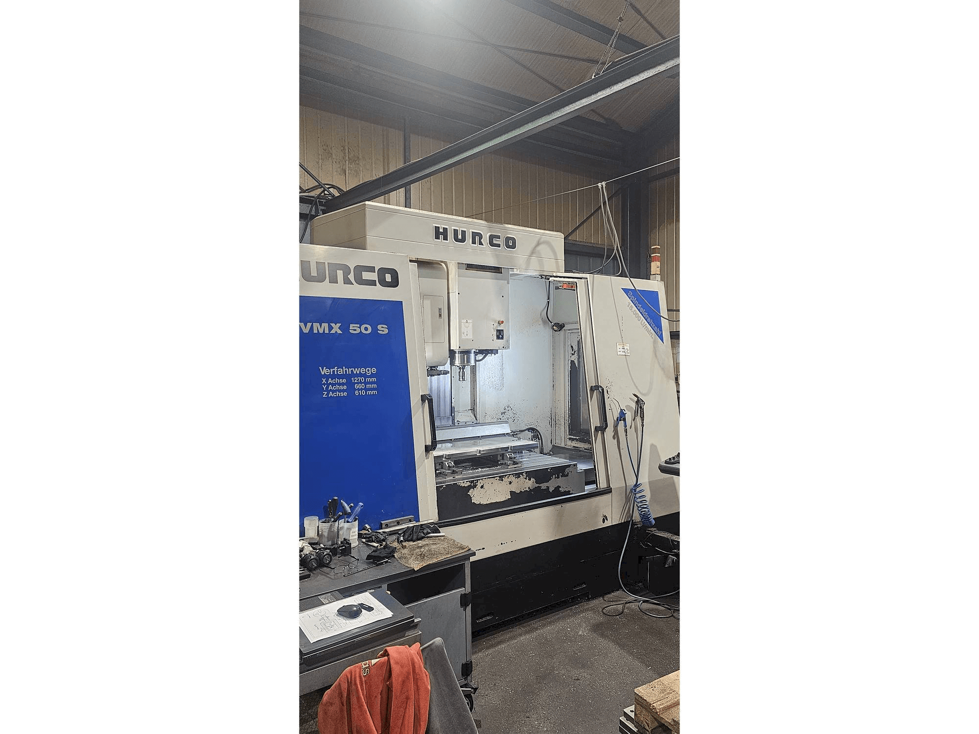 Vue latérale gauche de la machine Hurco VMX 50 S