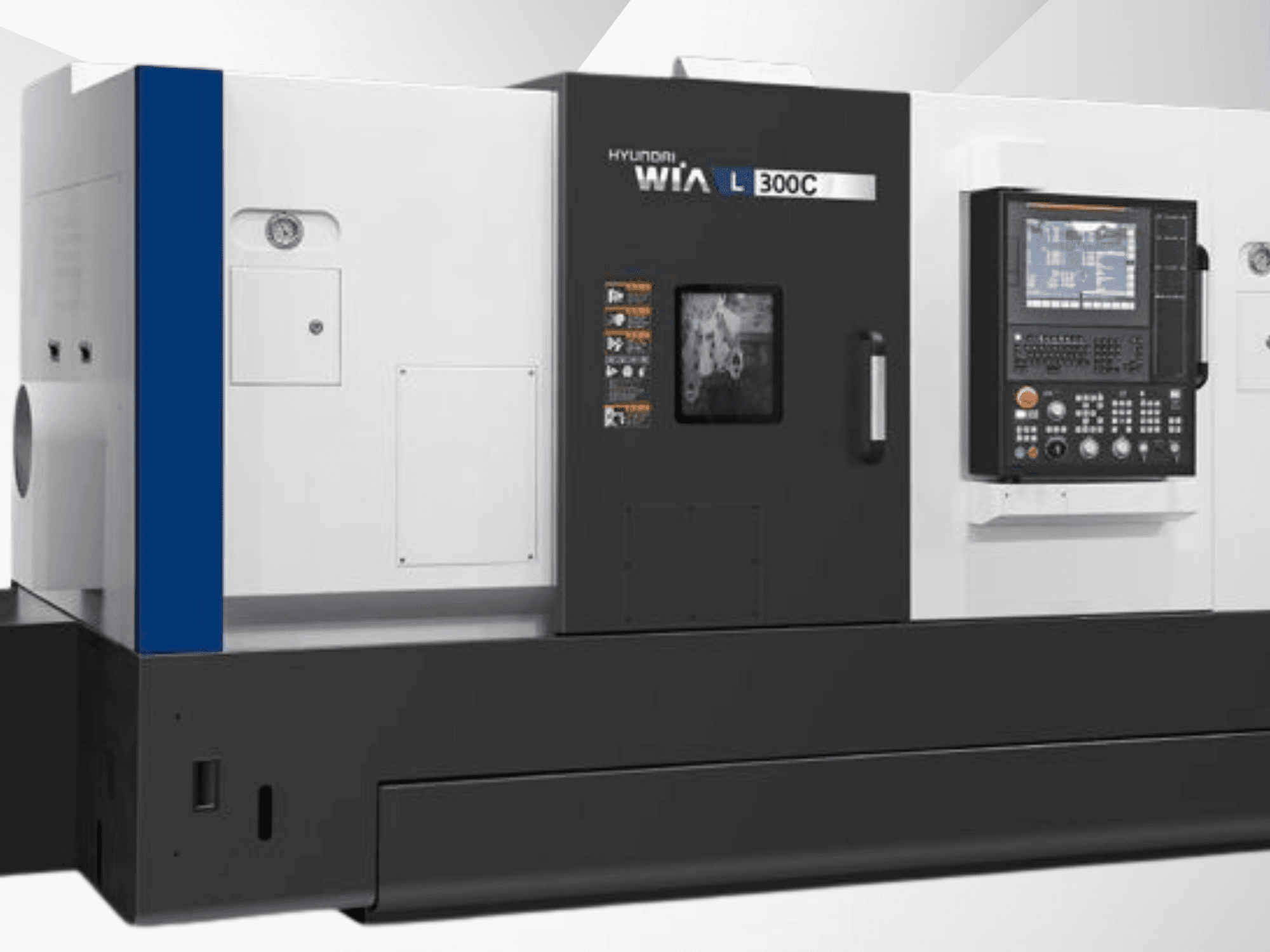 Tour CNC Hyundai WIA L300C, vue de face, avec panneau de commande et affichage des opérations. Conception moderne et élégante.