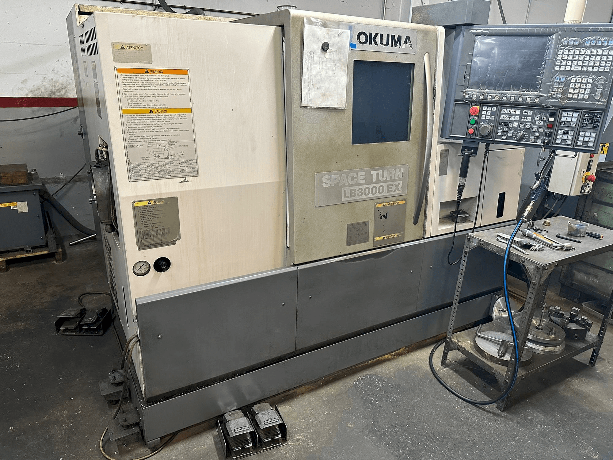 Vue de face de la machine Okuma LB 3000EX