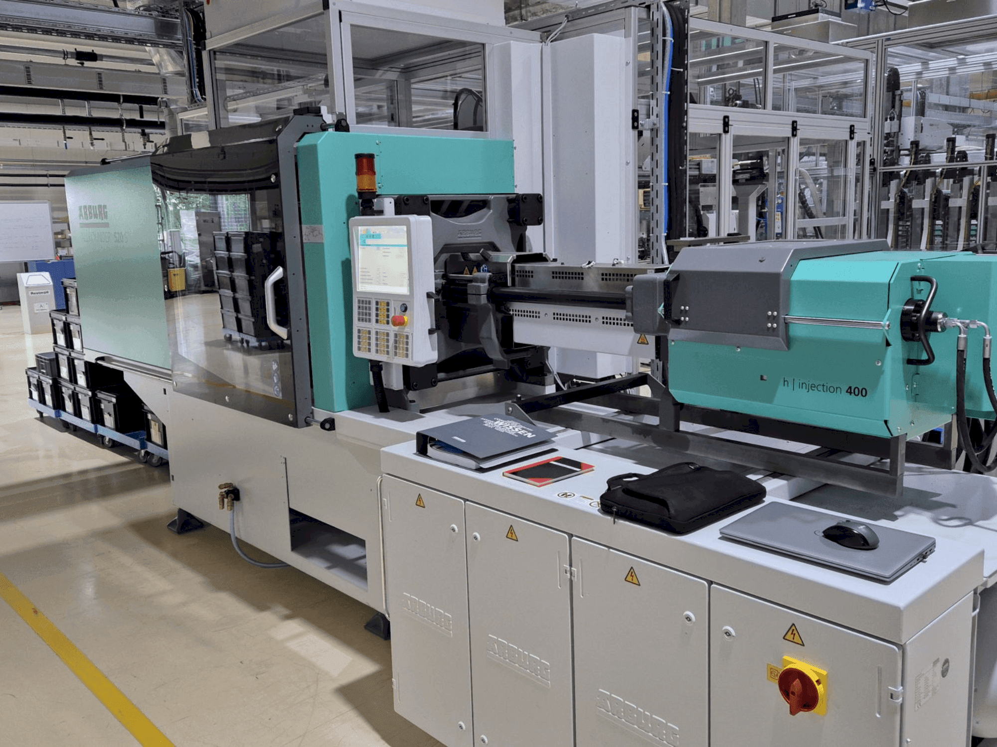 Vue de face de la machine Arburg Allrounder 520S 1600-400