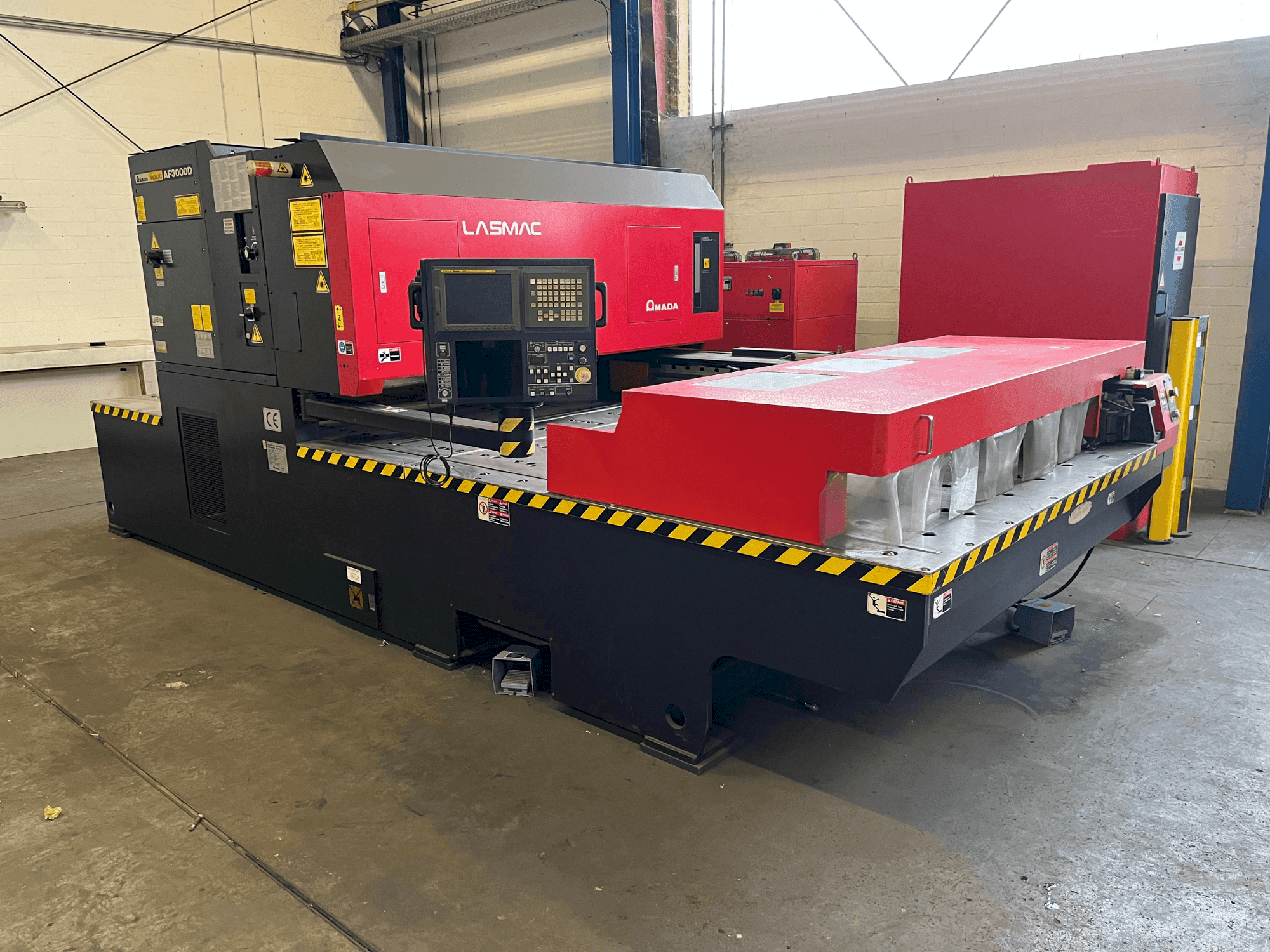 Vue de face de la machine AMADA LC-2415 A3