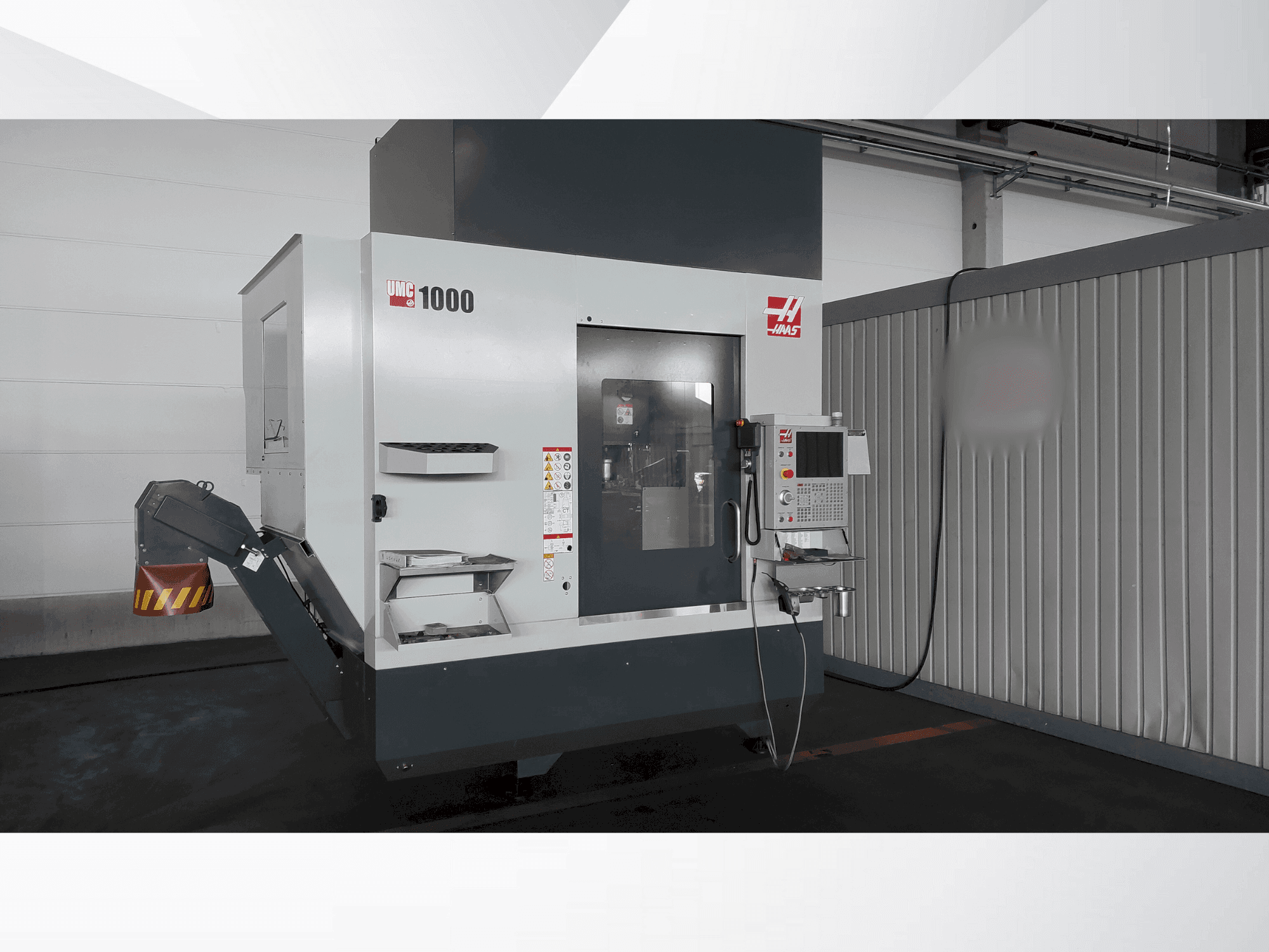 Vue de face de la machine HAAS UMC 1000