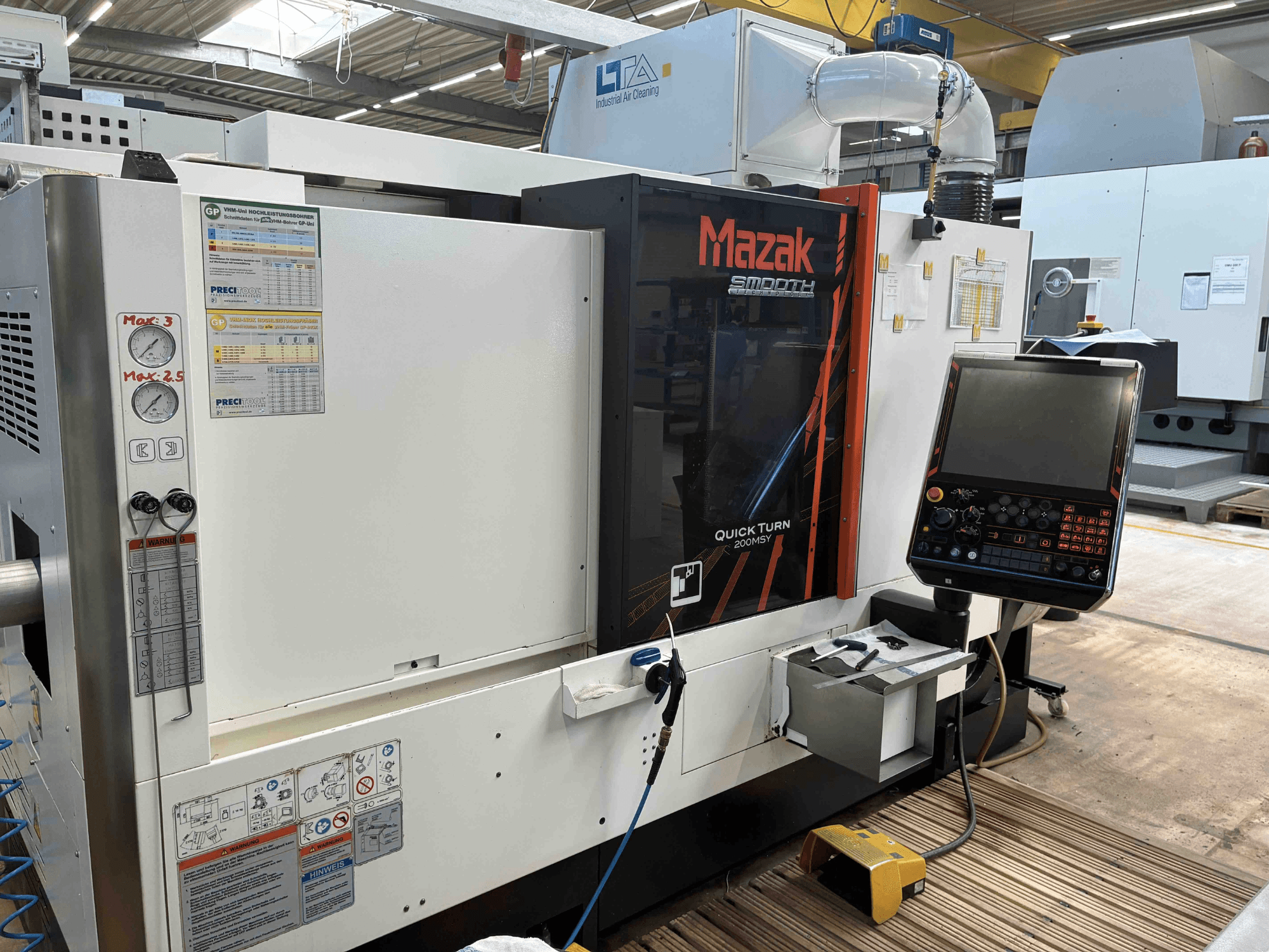 Centre de tournage-fraisage Mazak Quick Turn Smooth 200MSY, vue de face montrant le panneau de commande et les jauges opérationnelles.