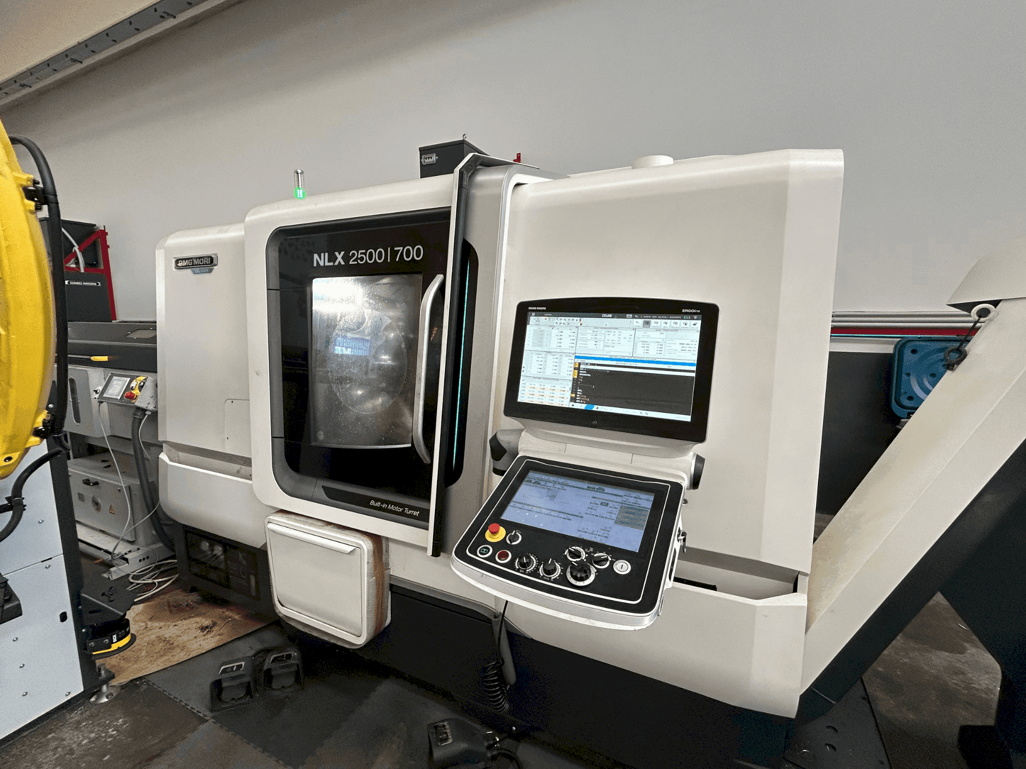 Vue de face de la machine DMG MORI NLX 2500 SY / 700